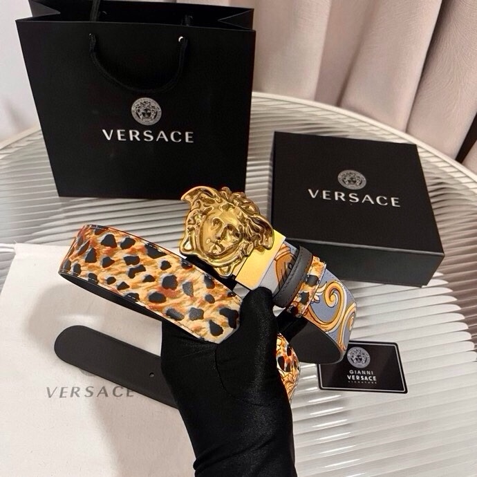 范思哲， 新款小牛皮腰带，全身饰有Cheetah Foulard印花，并点缀立体La Medusa配件，