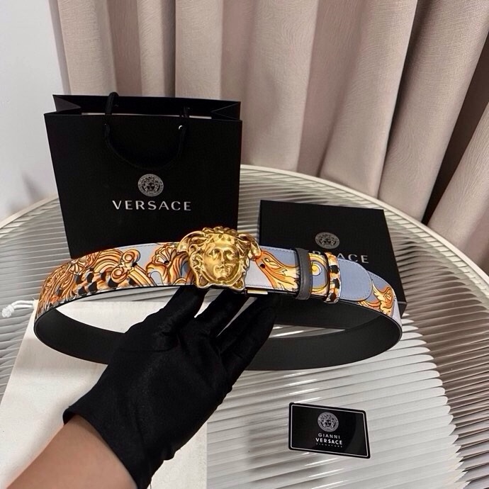 范思哲， 新款小牛皮腰带，全身饰有Cheetah Foulard印花，并点缀立体La Medusa配件，