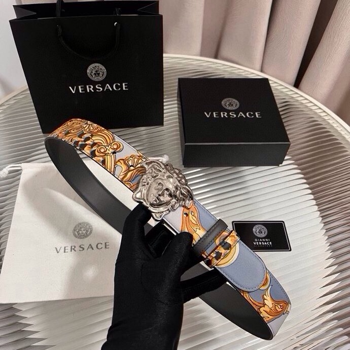 范思哲， 新款小牛皮腰带，全身饰有Cheetah Foulard印花，并点缀立体La Medusa配件，