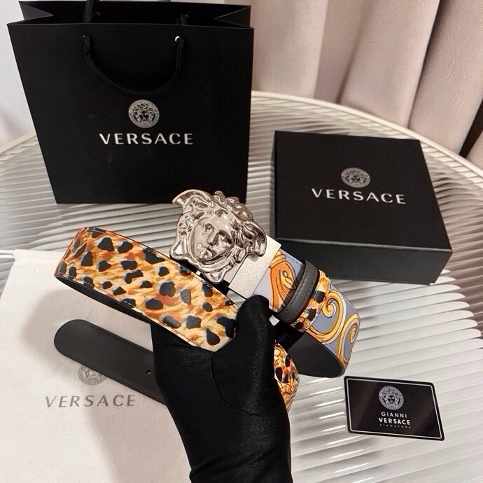 范思哲， 新款小牛皮腰带，全身饰有Cheetah Foulard印花，并点缀立体La Medusa配件，