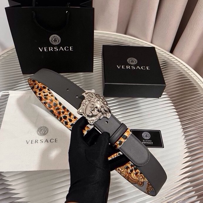 范思哲， 新款小牛皮腰带，全身饰有Cheetah Foulard印花，并点缀立体La Medusa配件，