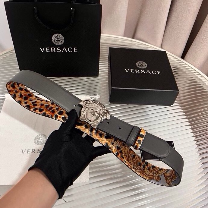 范思哲， 新款小牛皮腰带，全身饰有Cheetah Foulard印花，并点缀立体La Medusa配件，