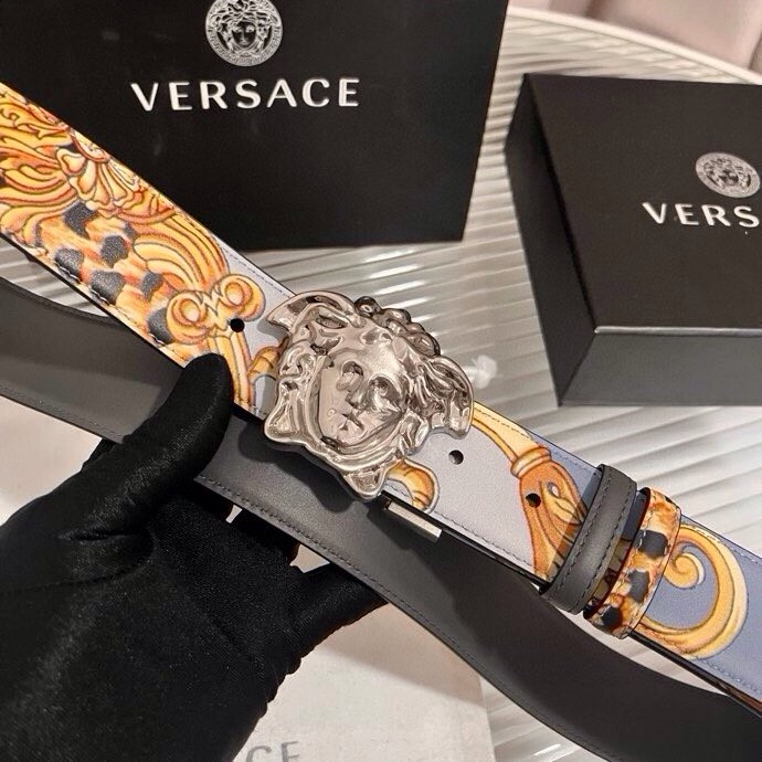 范思哲， 新款小牛皮腰带，全身饰有Cheetah Foulard印花，并点缀立体La Medusa配件，