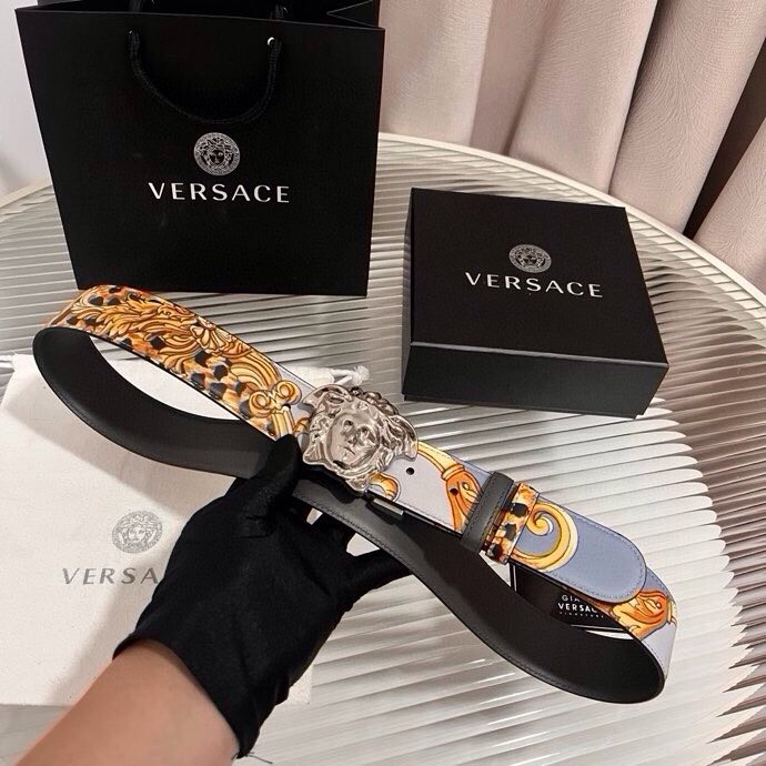 范思哲， 新款小牛皮腰带，全身饰有Cheetah Foulard印花，并点缀立体La Medusa配件，