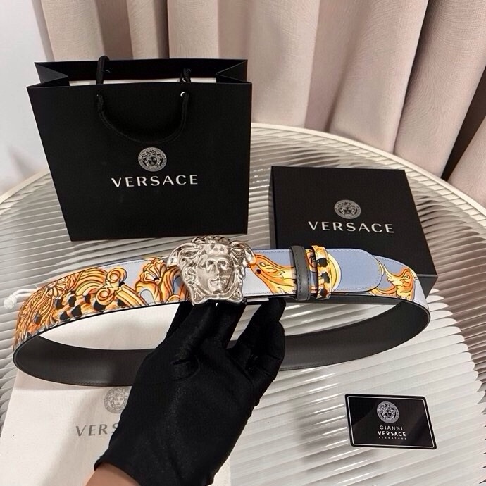 范思哲， 新款小牛皮腰带，全身饰有Cheetah Foulard印花，并点缀立体La Medusa配件，