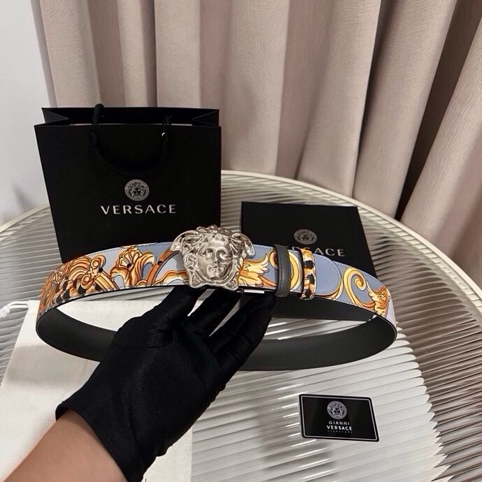 范思哲， 新款小牛皮腰带，全身饰有Cheetah Foulard印花，并点缀立体La Medusa配件，