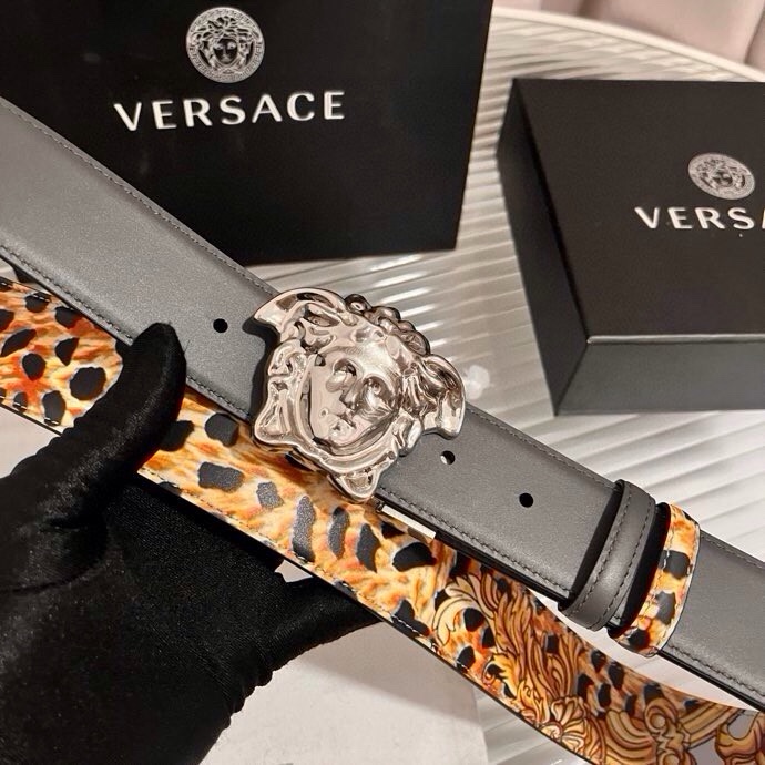 范思哲， 新款小牛皮腰带，全身饰有Cheetah Foulard印花，并点缀立体La Medusa配件，