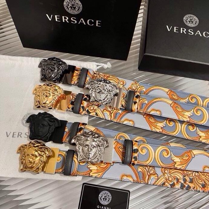 范思哲， 新款小牛皮腰带，全身饰有Cheetah Foulard印花，并点缀立体La Medusa配件，