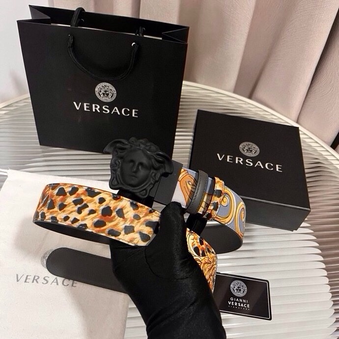 范思哲， 新款小牛皮腰带，全身饰有Cheetah Foulard印花，并点缀立体La Medusa配件，