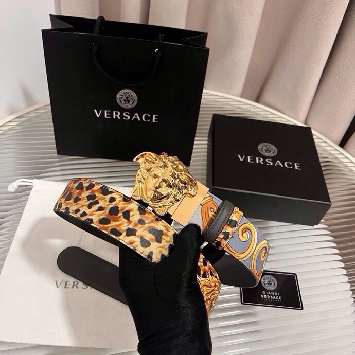 范思哲， 新款小牛皮腰带，全身饰有Cheetah Foulard印花，并点缀立体La Medusa配件，