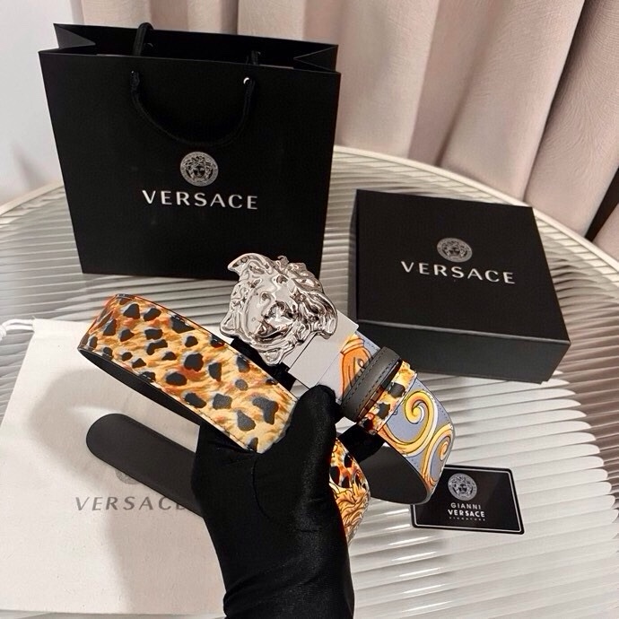 范思哲， 新款小牛皮腰带，全身饰有Cheetah Foulard印花，并点缀立体La Medusa配件，