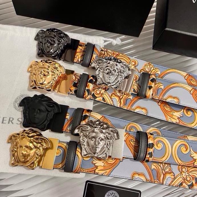 范思哲， 新款小牛皮腰带，全身饰有Cheetah Foulard印花，并点缀立体La Medusa配件，