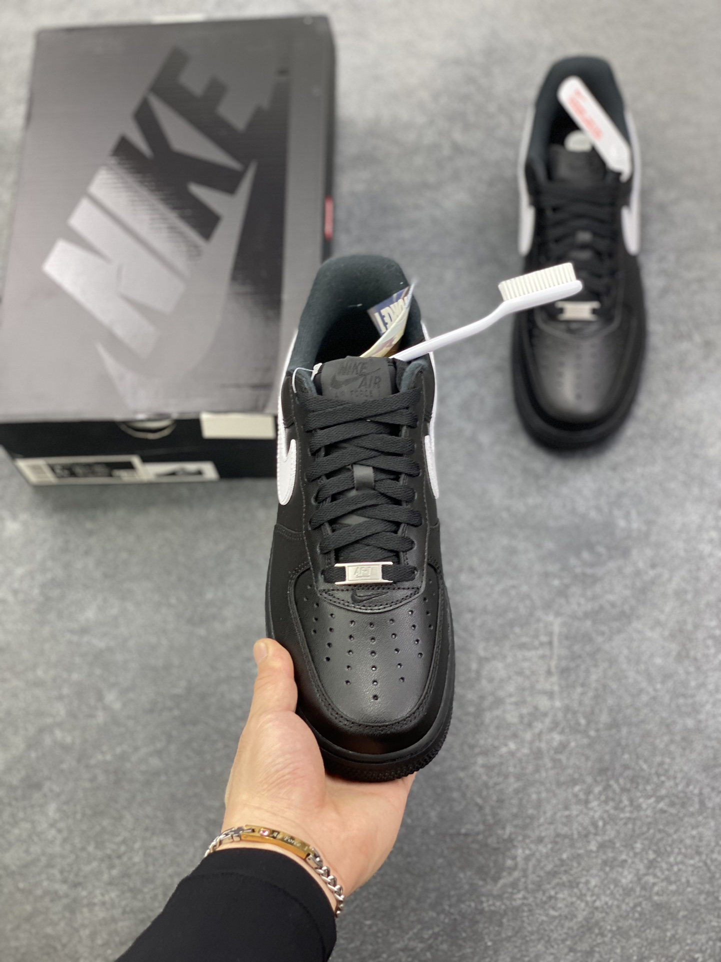 图片[2]-HY版本💯 Nike Air Force 1 Low Supreme联名 空军一号低帮运动休闲板鞋 原楦头原纸板 打造纯正空军版型 专注外贸渠道 全掌内置蜂窝气垫 原盒配件 原厂中底钢印、拉帮完美 货号：CU9225-002 尺码：36 36.5 37.5 38 38.5 39 40 40.5 41 42 42.5 43 44 44.5 45 46-选品中心