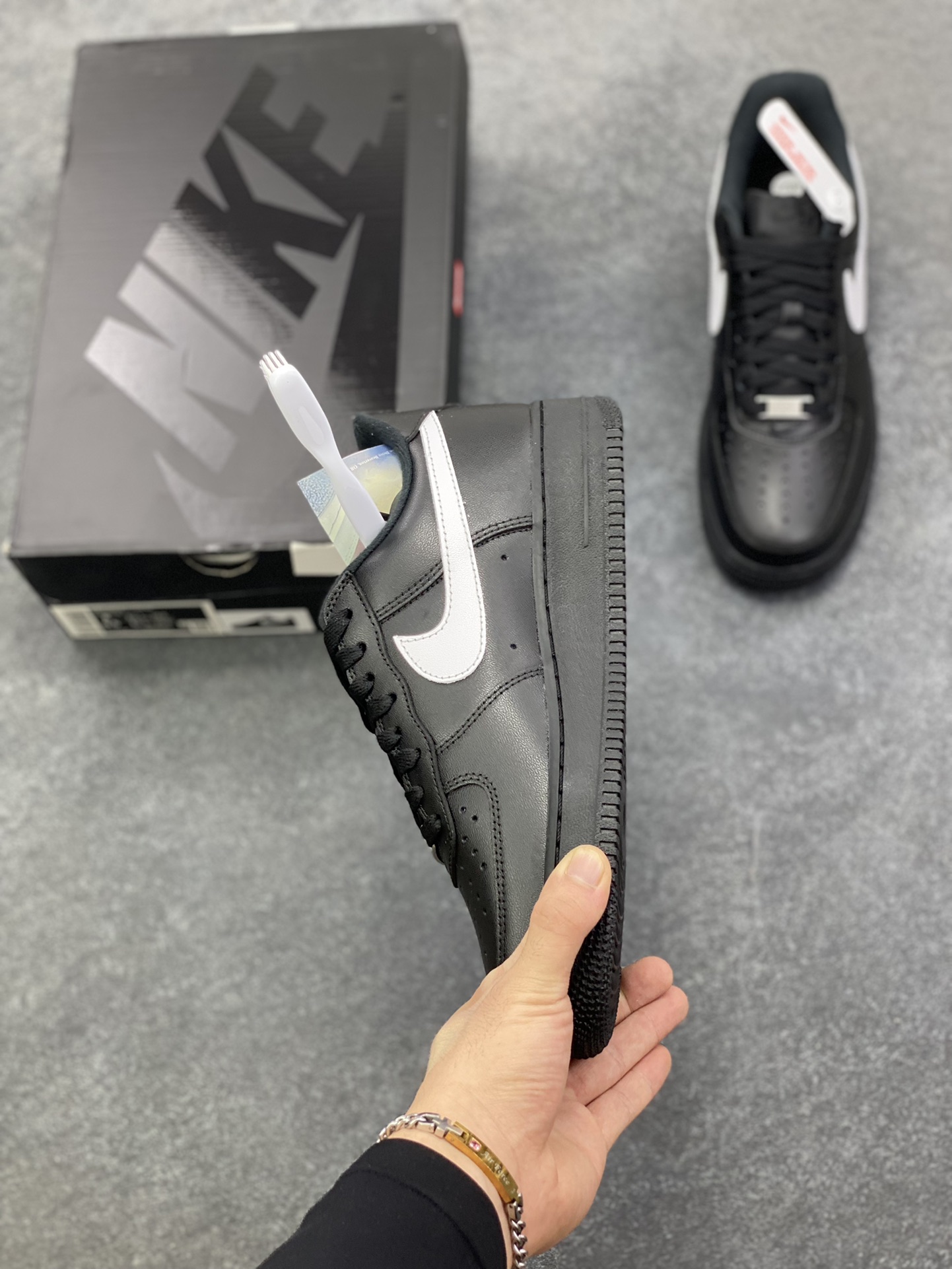 图片[3]-HY版本💯 Nike Air Force 1 Low Supreme联名 空军一号低帮运动休闲板鞋 原楦头原纸板 打造纯正空军版型 专注外贸渠道 全掌内置蜂窝气垫 原盒配件 原厂中底钢印、拉帮完美 货号：CU9225-002 尺码：36 36.5 37.5 38 38.5 39 40 40.5 41 42 42.5 43 44 44.5 45 46-选品中心