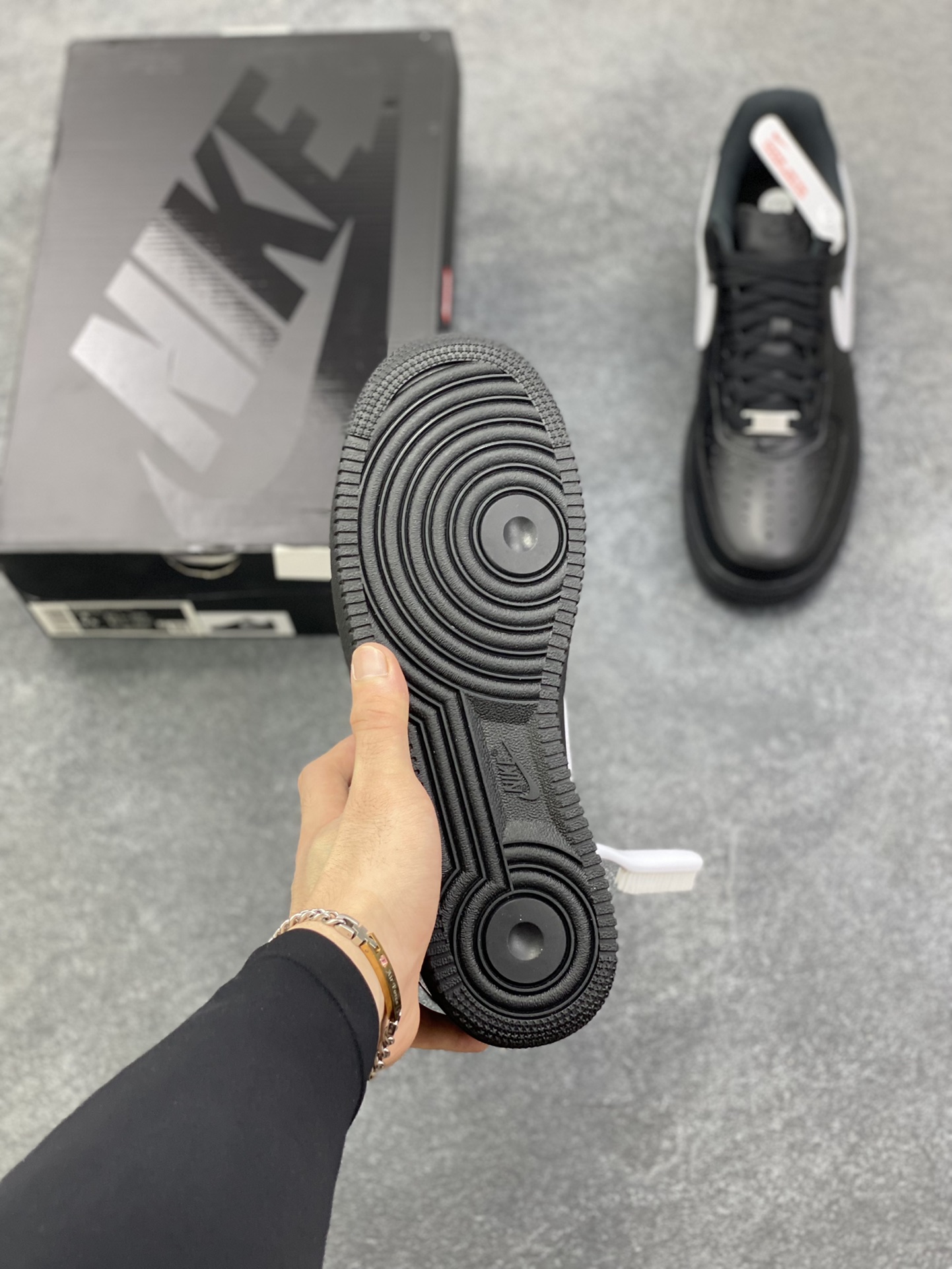 图片[5]-HY版本💯 Nike Air Force 1 Low Supreme联名 空军一号低帮运动休闲板鞋 原楦头原纸板 打造纯正空军版型 专注外贸渠道 全掌内置蜂窝气垫 原盒配件 原厂中底钢印、拉帮完美 货号：CU9225-002 尺码：36 36.5 37.5 38 38.5 39 40 40.5 41 42 42.5 43 44 44.5 45 46-选品中心