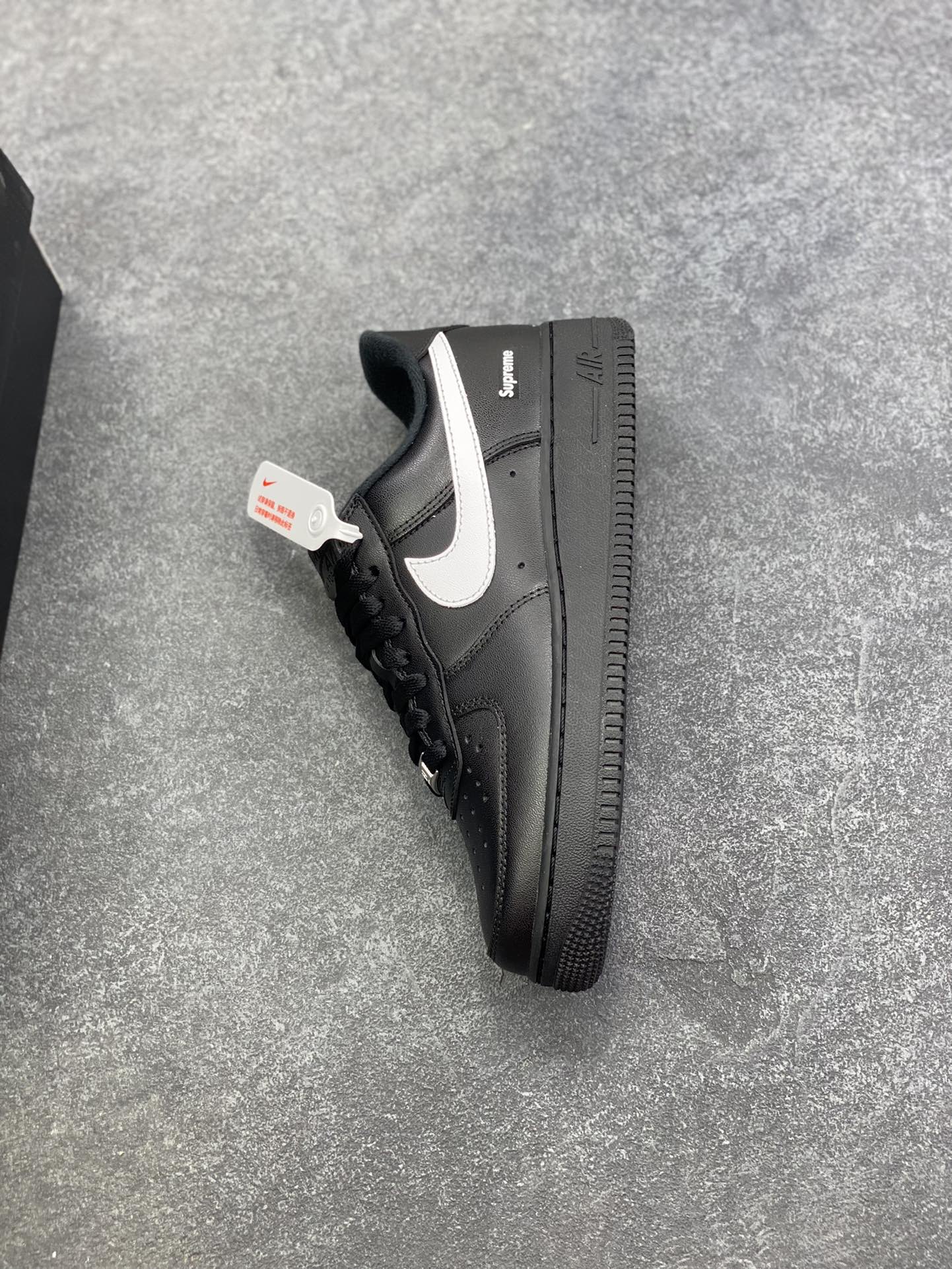 图片[7]-HY版本💯 Nike Air Force 1 Low Supreme联名 空军一号低帮运动休闲板鞋 原楦头原纸板 打造纯正空军版型 专注外贸渠道 全掌内置蜂窝气垫 原盒配件 原厂中底钢印、拉帮完美 货号：CU9225-002 尺码：36 36.5 37.5 38 38.5 39 40 40.5 41 42 42.5 43 44 44.5 45 46-选品中心