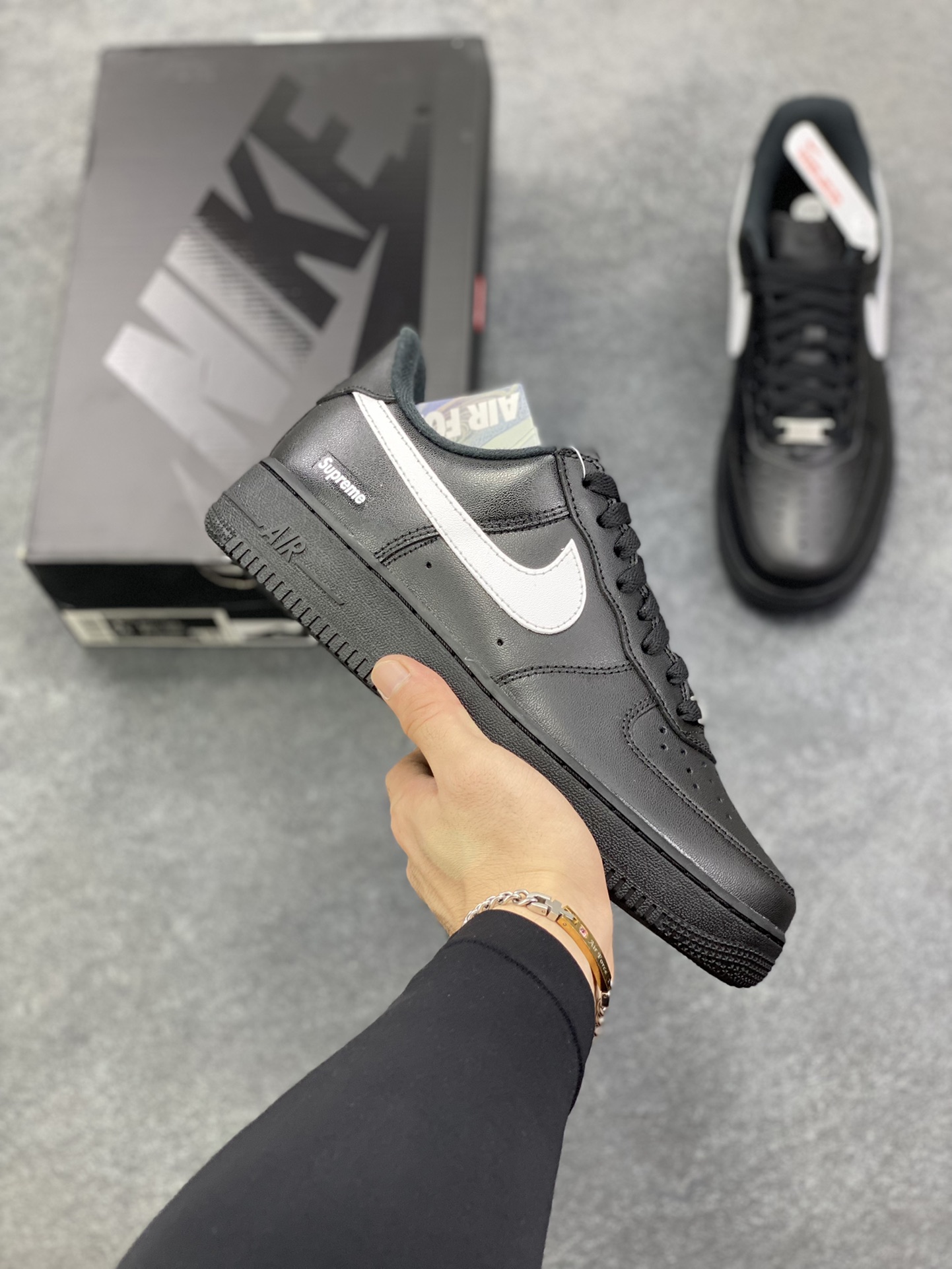 HY版本💯 Nike Air Force 1 Low Supreme联名 空军一号低帮运动休闲板鞋 原楦头原纸板 打造纯正空军版型 专注外贸渠道 全掌内置蜂窝气垫 原盒配件 原厂中底钢印、拉帮完美 货号：CU9225-002 尺码：36 36.5 37.5 38 38.5 39 40 40.5 41 42 42.5 43 44 44.5 45 46-选品中心