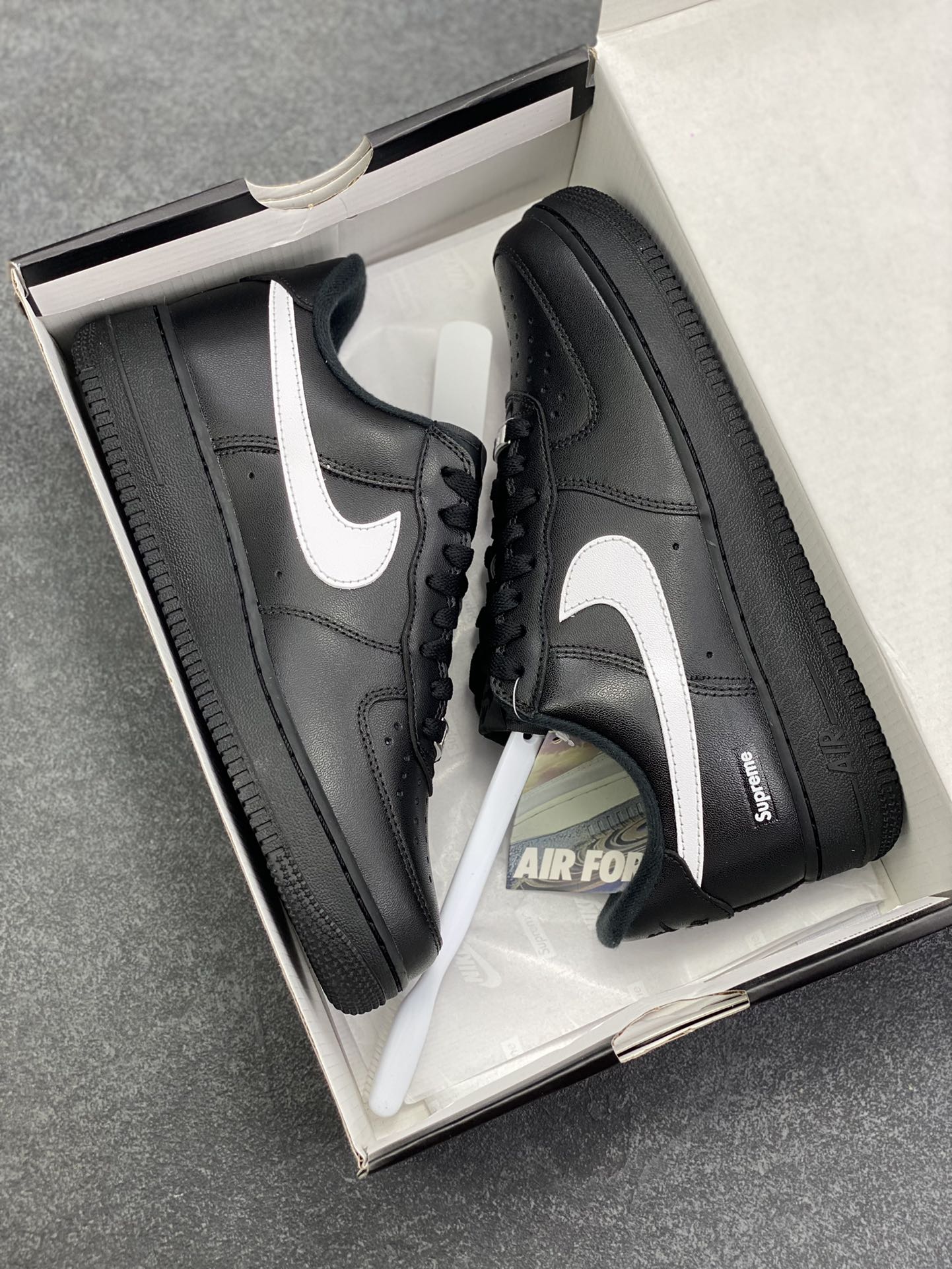 图片[9]-HY版本💯 Nike Air Force 1 Low Supreme联名 空军一号低帮运动休闲板鞋 原楦头原纸板 打造纯正空军版型 专注外贸渠道 全掌内置蜂窝气垫 原盒配件 原厂中底钢印、拉帮完美 货号：CU9225-002 尺码：36 36.5 37.5 38 38.5 39 40 40.5 41 42 42.5 43 44 44.5 45 46-选品中心