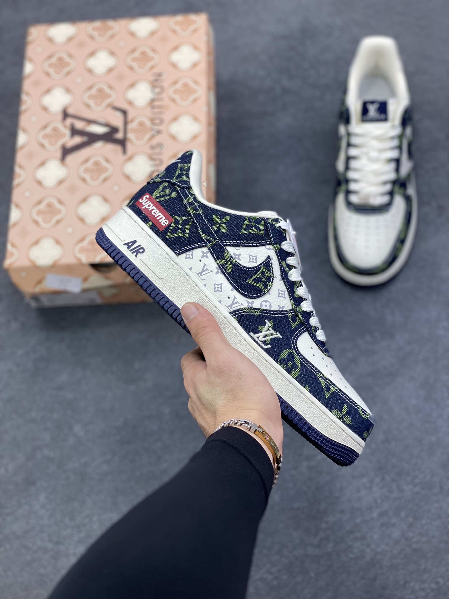NIke Air Force 1 \’07 Low Supreme LV 联名–白蓝绿空军一号低帮 运动鞋 休闲鞋 折边针车 防水牛仔布 高级夜光效果 工艺难度大 原楦头原纸板 高端定制鞋盒 原厂鞋底 超高清洁度 细节完美 货号：YF9511-819 尺码：36 36.5 37.5 38 38.5 39 40 40.5 41 42 42.5 43 44 44.5 45-选品中心