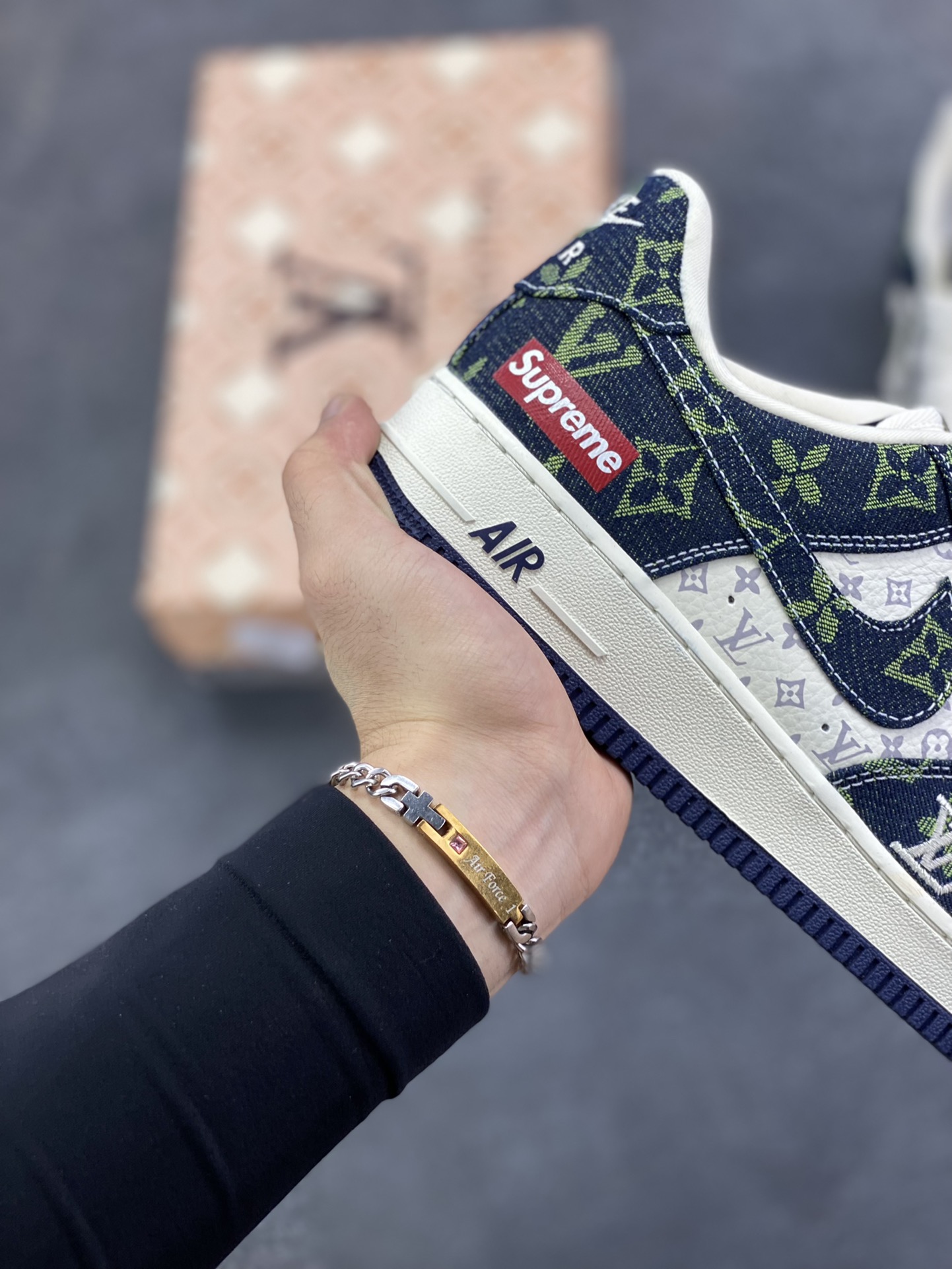 图片[6]-NIke Air Force 1 \’07 Low Supreme LV 联名–白蓝绿空军一号低帮 运动鞋 休闲鞋 折边针车 防水牛仔布 高级夜光效果 工艺难度大 原楦头原纸板 高端定制鞋盒 原厂鞋底 超高清洁度 细节完美 货号：YF9511-819 尺码：36 36.5 37.5 38 38.5 39 40 40.5 41 42 42.5 43 44 44.5 45-选品中心