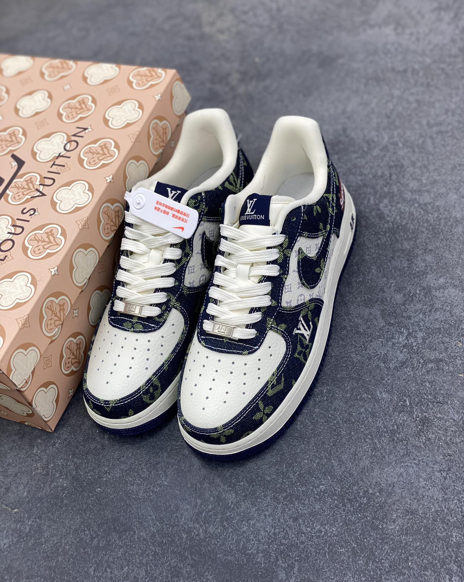 图片[8]-NIke Air Force 1 \’07 Low Supreme LV 联名–白蓝绿空军一号低帮 运动鞋 休闲鞋 折边针车 防水牛仔布 高级夜光效果 工艺难度大 原楦头原纸板 高端定制鞋盒 原厂鞋底 超高清洁度 细节完美 货号：YF9511-819 尺码：36 36.5 37.5 38 38.5 39 40 40.5 41 42 42.5 43 44 44.5 45-选品中心