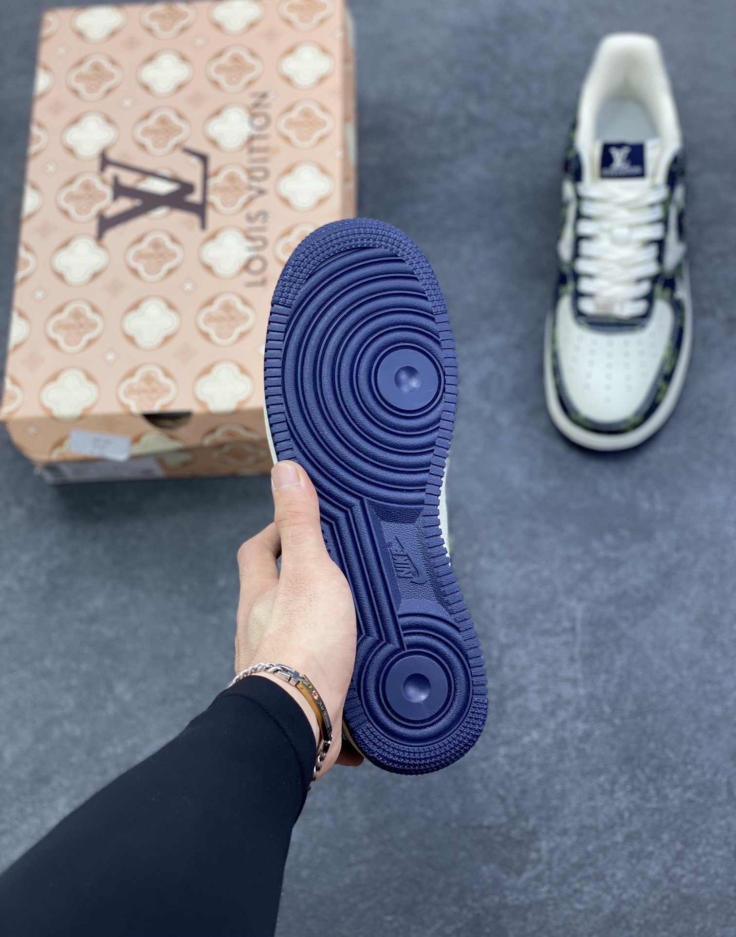 图片[5]-NIke Air Force 1 \’07 Low Supreme LV 联名–白蓝绿空军一号低帮 运动鞋 休闲鞋 折边针车 防水牛仔布 高级夜光效果 工艺难度大 原楦头原纸板 高端定制鞋盒 原厂鞋底 超高清洁度 细节完美 货号：YF9511-819 尺码：36 36.5 37.5 38 38.5 39 40 40.5 41 42 42.5 43 44 44.5 45-选品中心