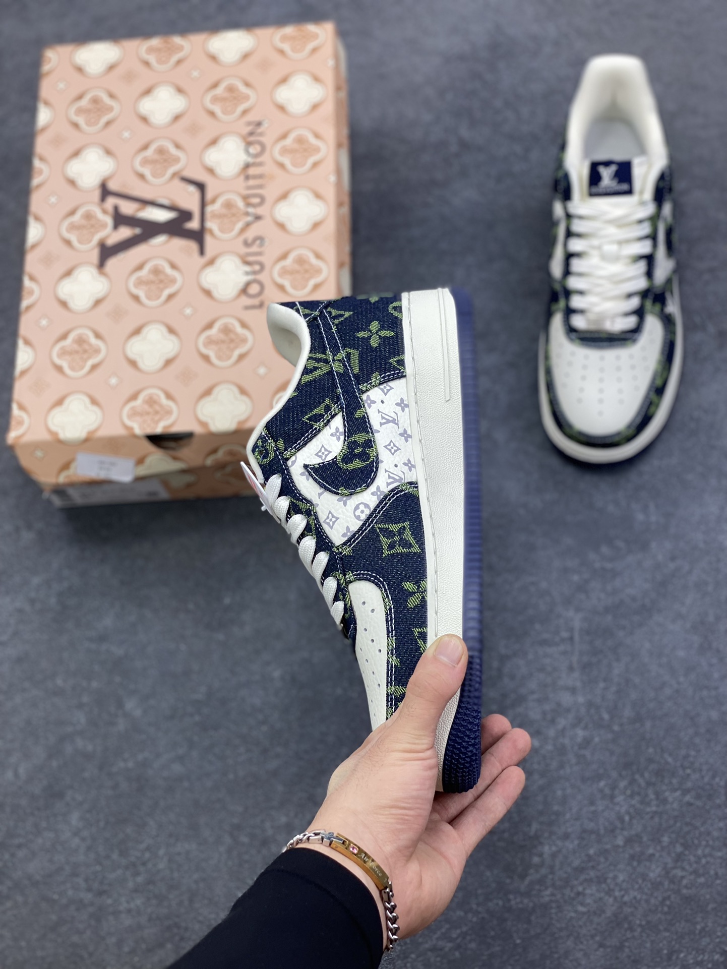 图片[3]-NIke Air Force 1 \’07 Low Supreme LV 联名–白蓝绿空军一号低帮 运动鞋 休闲鞋 折边针车 防水牛仔布 高级夜光效果 工艺难度大 原楦头原纸板 高端定制鞋盒 原厂鞋底 超高清洁度 细节完美 货号：YF9511-819 尺码：36 36.5 37.5 38 38.5 39 40 40.5 41 42 42.5 43 44 44.5 45-选品中心