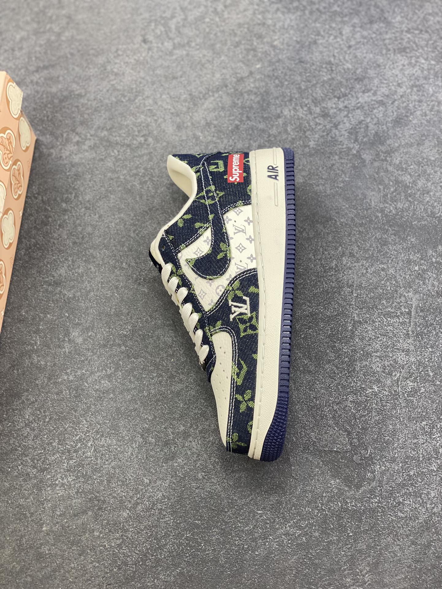图片[7]-NIke Air Force 1 \’07 Low Supreme LV 联名–白蓝绿空军一号低帮 运动鞋 休闲鞋 折边针车 防水牛仔布 高级夜光效果 工艺难度大 原楦头原纸板 高端定制鞋盒 原厂鞋底 超高清洁度 细节完美 货号：YF9511-819 尺码：36 36.5 37.5 38 38.5 39 40 40.5 41 42 42.5 43 44 44.5 45-选品中心