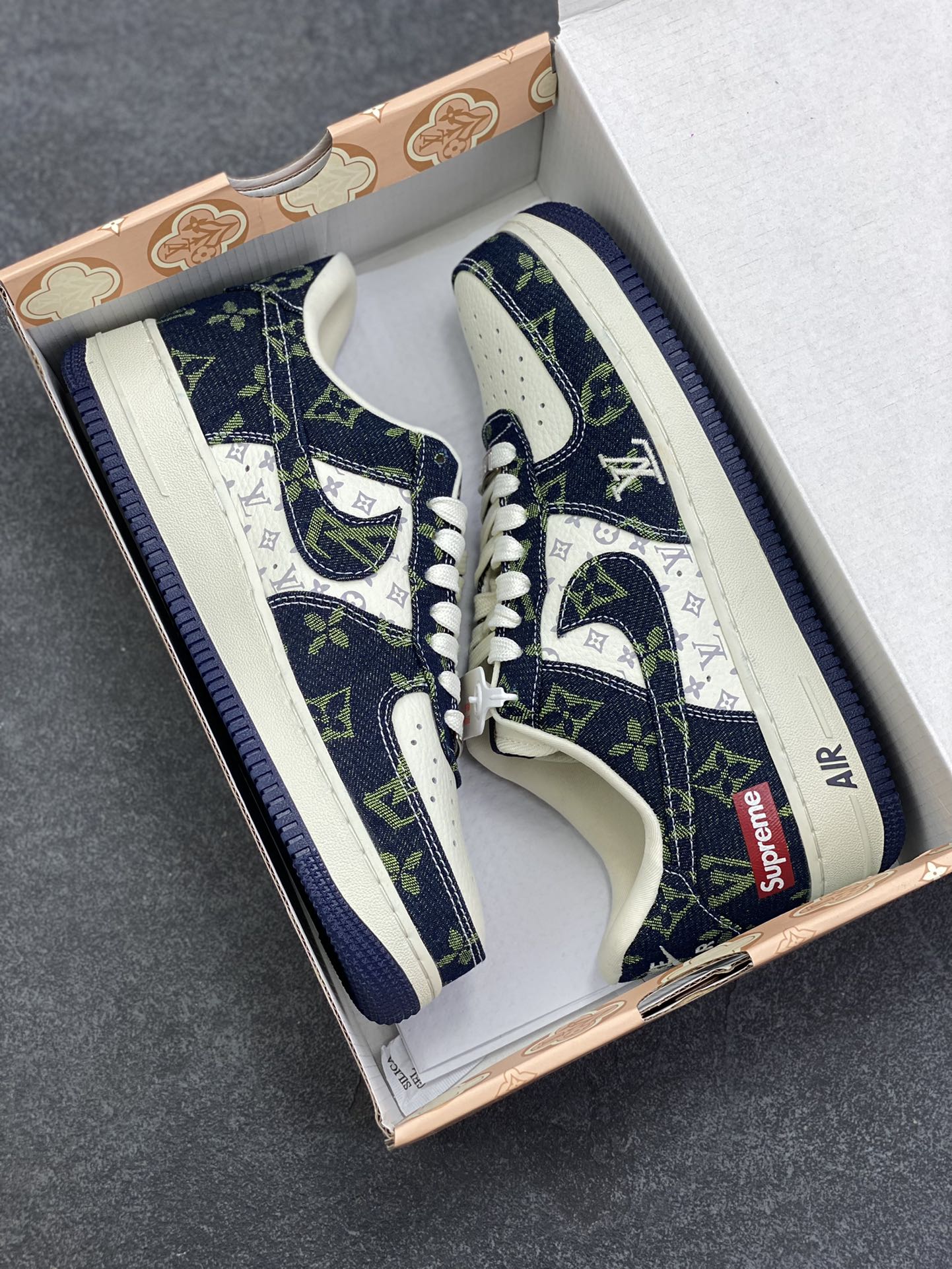 图片[9]-NIke Air Force 1 \’07 Low Supreme LV 联名–白蓝绿空军一号低帮 运动鞋 休闲鞋 折边针车 防水牛仔布 高级夜光效果 工艺难度大 原楦头原纸板 高端定制鞋盒 原厂鞋底 超高清洁度 细节完美 货号：YF9511-819 尺码：36 36.5 37.5 38 38.5 39 40 40.5 41 42 42.5 43 44 44.5 45-选品中心