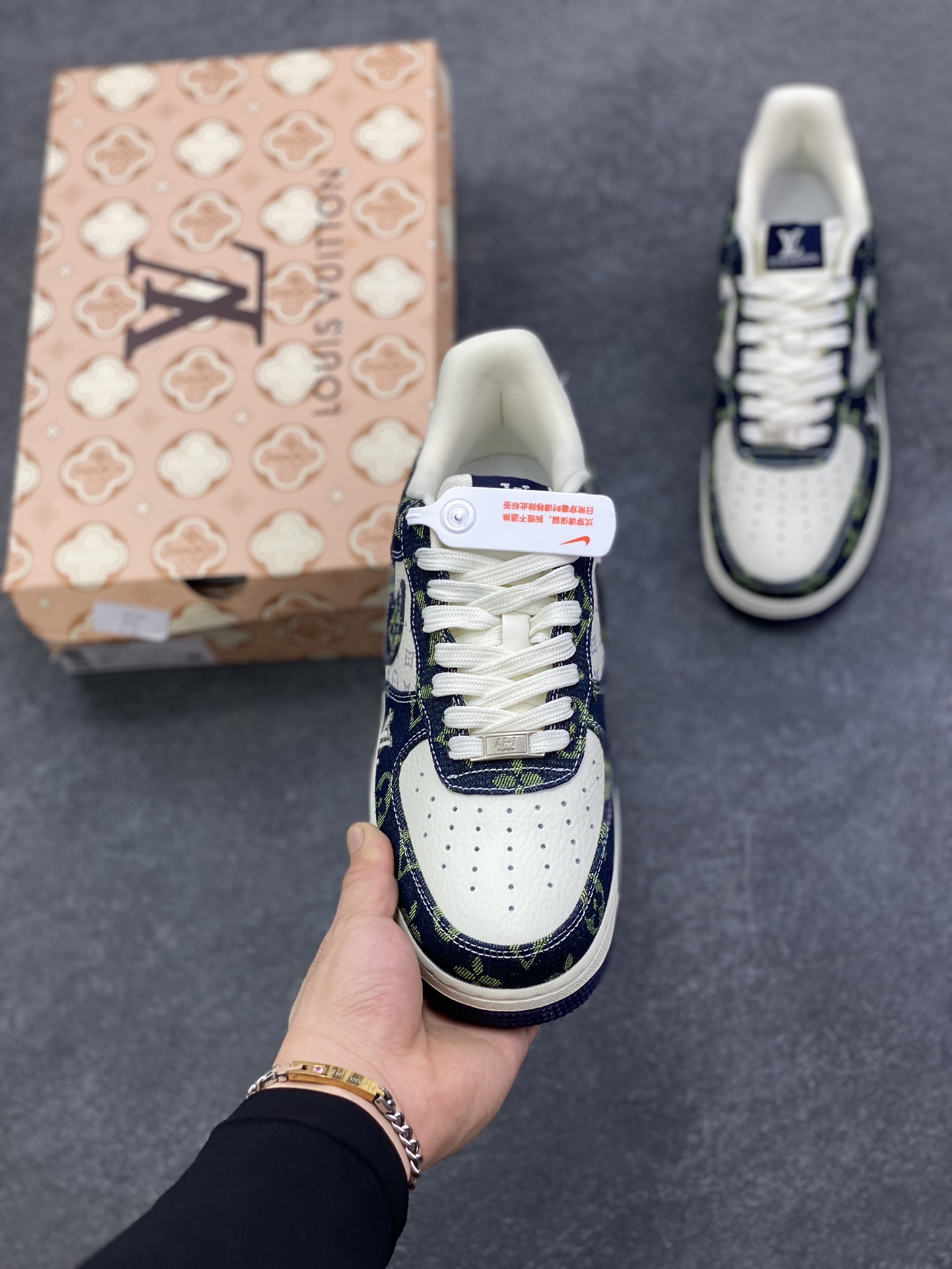 图片[2]-NIke Air Force 1 \’07 Low Supreme LV 联名–白蓝绿空军一号低帮 运动鞋 休闲鞋 折边针车 防水牛仔布 高级夜光效果 工艺难度大 原楦头原纸板 高端定制鞋盒 原厂鞋底 超高清洁度 细节完美 货号：YF9511-819 尺码：36 36.5 37.5 38 38.5 39 40 40.5 41 42 42.5 43 44 44.5 45-选品中心