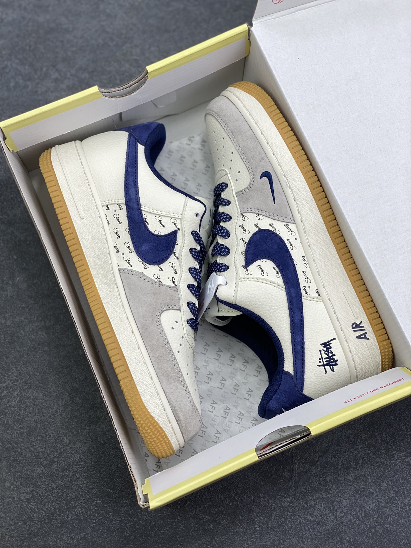 图片[9]-NIke Air Force 1 \’07 Low “斯图西联名——米蓝生胶”空军一号 低帮 运动鞋 休闲鞋 折边针车 工艺难度大 原楦头原纸板 原装鞋盒 定制五金配件 内置全掌气垫 原厂鞋底 货号：JS8028-016 尺码：36 36.5 37.5 38 38.5 39 40 40.5 41 42 42.5 43 44 44.5 45-选品中心