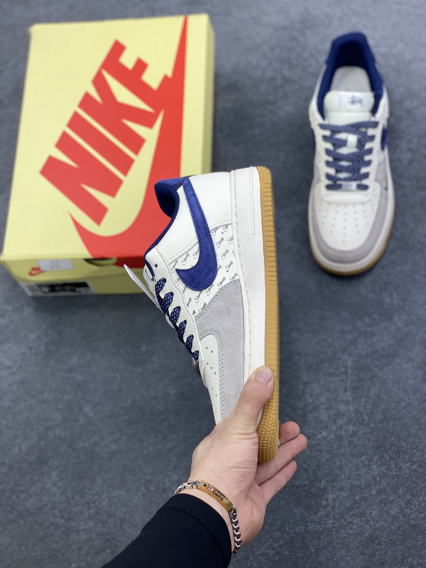 图片[3]-NIke Air Force 1 \’07 Low “斯图西联名——米蓝生胶”空军一号 低帮 运动鞋 休闲鞋 折边针车 工艺难度大 原楦头原纸板 原装鞋盒 定制五金配件 内置全掌气垫 原厂鞋底 货号：JS8028-016 尺码：36 36.5 37.5 38 38.5 39 40 40.5 41 42 42.5 43 44 44.5 45-选品中心