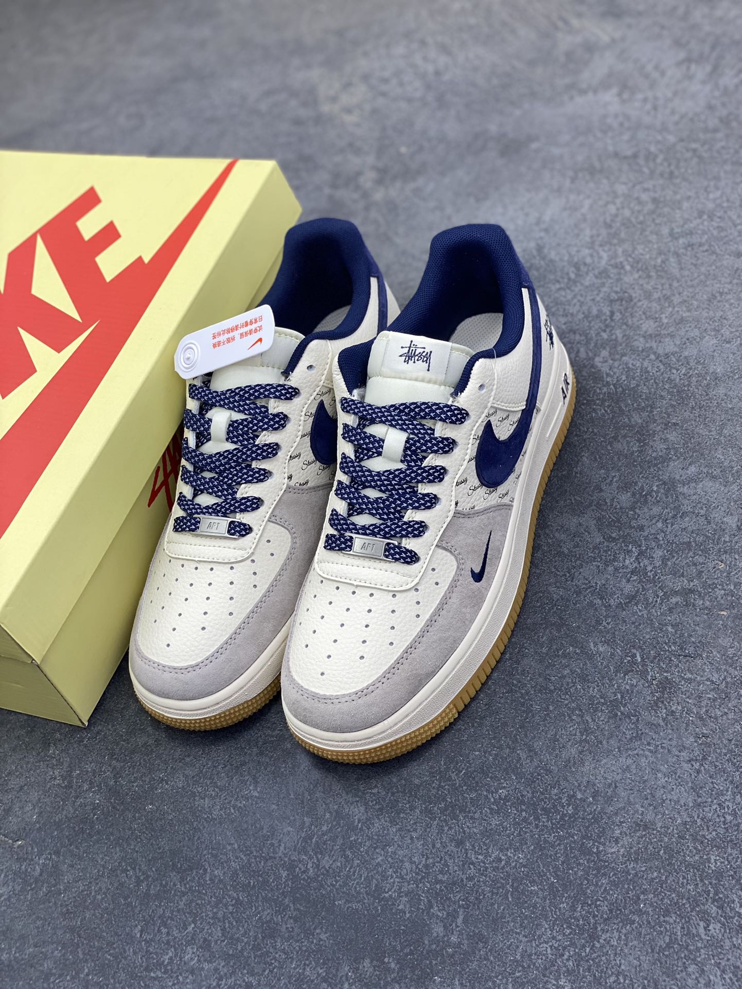 图片[8]-NIke Air Force 1 \’07 Low “斯图西联名——米蓝生胶”空军一号 低帮 运动鞋 休闲鞋 折边针车 工艺难度大 原楦头原纸板 原装鞋盒 定制五金配件 内置全掌气垫 原厂鞋底 货号：JS8028-016 尺码：36 36.5 37.5 38 38.5 39 40 40.5 41 42 42.5 43 44 44.5 45-选品中心