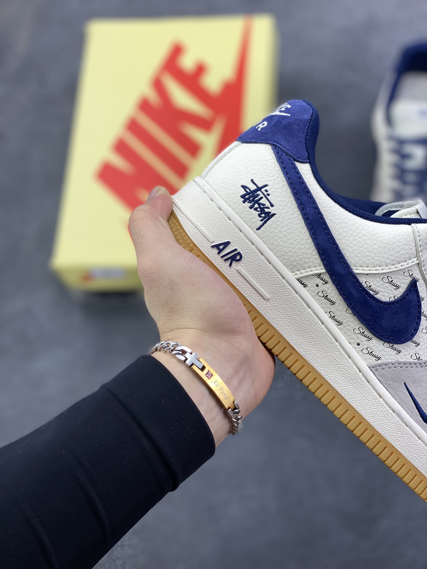 图片[6]-NIke Air Force 1 \’07 Low “斯图西联名——米蓝生胶”空军一号 低帮 运动鞋 休闲鞋 折边针车 工艺难度大 原楦头原纸板 原装鞋盒 定制五金配件 内置全掌气垫 原厂鞋底 货号：JS8028-016 尺码：36 36.5 37.5 38 38.5 39 40 40.5 41 42 42.5 43 44 44.5 45-选品中心