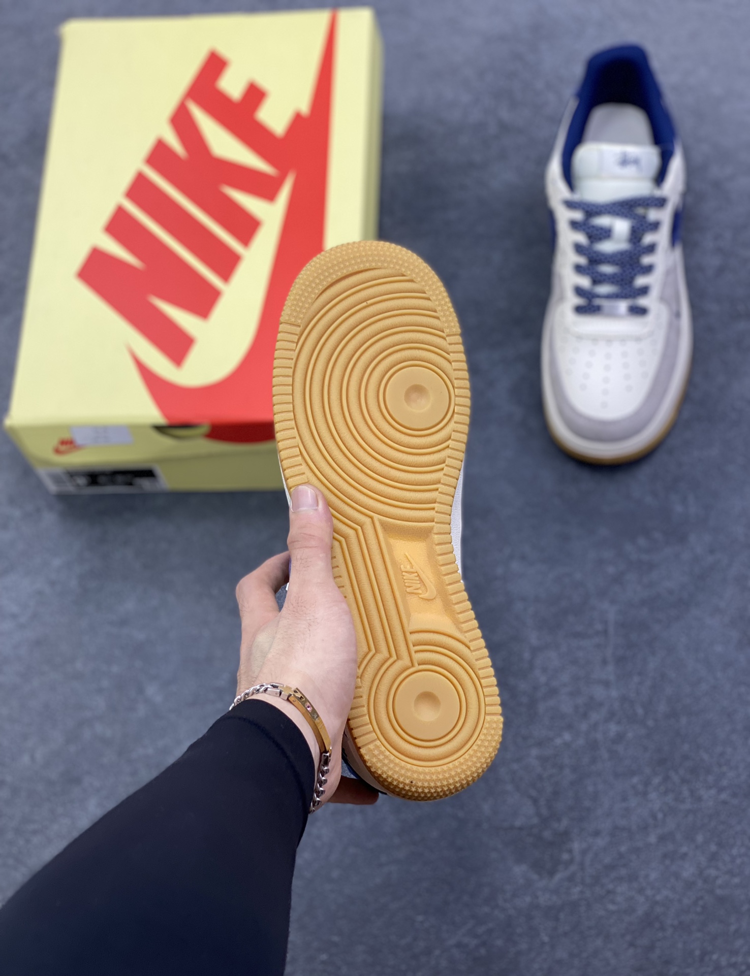 图片[5]-NIke Air Force 1 \’07 Low “斯图西联名——米蓝生胶”空军一号 低帮 运动鞋 休闲鞋 折边针车 工艺难度大 原楦头原纸板 原装鞋盒 定制五金配件 内置全掌气垫 原厂鞋底 货号：JS8028-016 尺码：36 36.5 37.5 38 38.5 39 40 40.5 41 42 42.5 43 44 44.5 45-选品中心