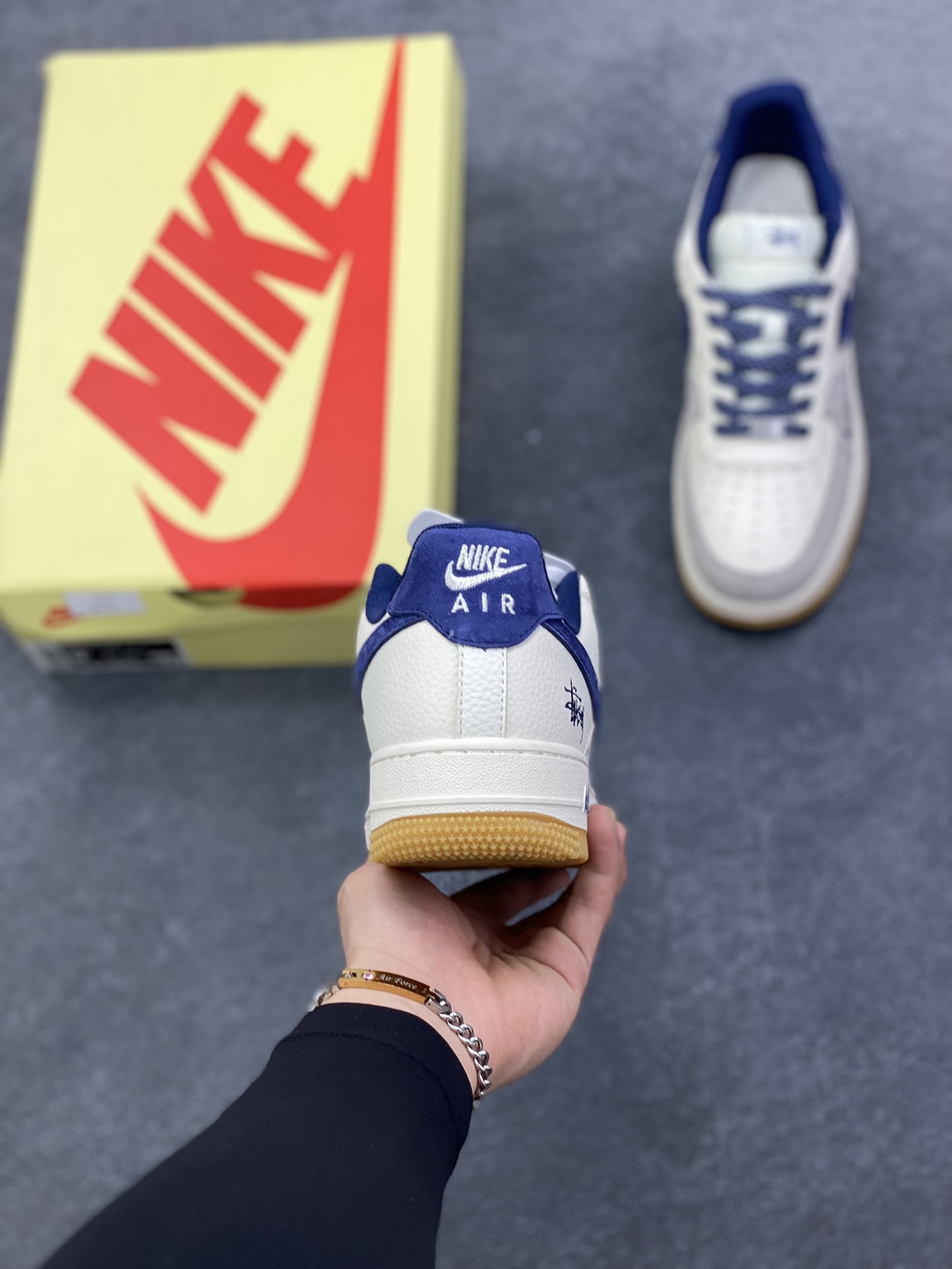 图片[4]-NIke Air Force 1 \’07 Low “斯图西联名——米蓝生胶”空军一号 低帮 运动鞋 休闲鞋 折边针车 工艺难度大 原楦头原纸板 原装鞋盒 定制五金配件 内置全掌气垫 原厂鞋底 货号：JS8028-016 尺码：36 36.5 37.5 38 38.5 39 40 40.5 41 42 42.5 43 44 44.5 45-选品中心