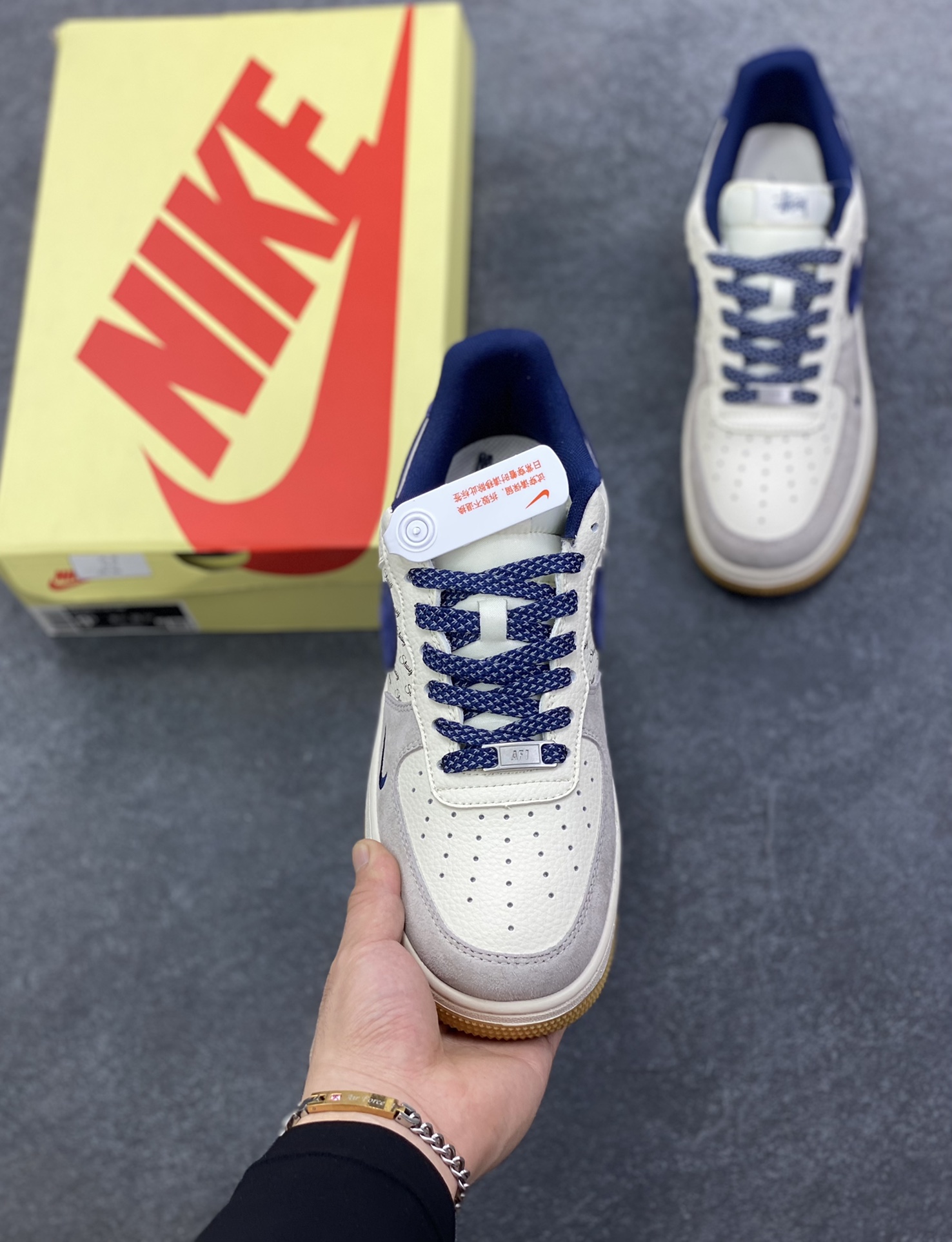 图片[2]-NIke Air Force 1 \’07 Low “斯图西联名——米蓝生胶”空军一号 低帮 运动鞋 休闲鞋 折边针车 工艺难度大 原楦头原纸板 原装鞋盒 定制五金配件 内置全掌气垫 原厂鞋底 货号：JS8028-016 尺码：36 36.5 37.5 38 38.5 39 40 40.5 41 42 42.5 43 44 44.5 45-选品中心