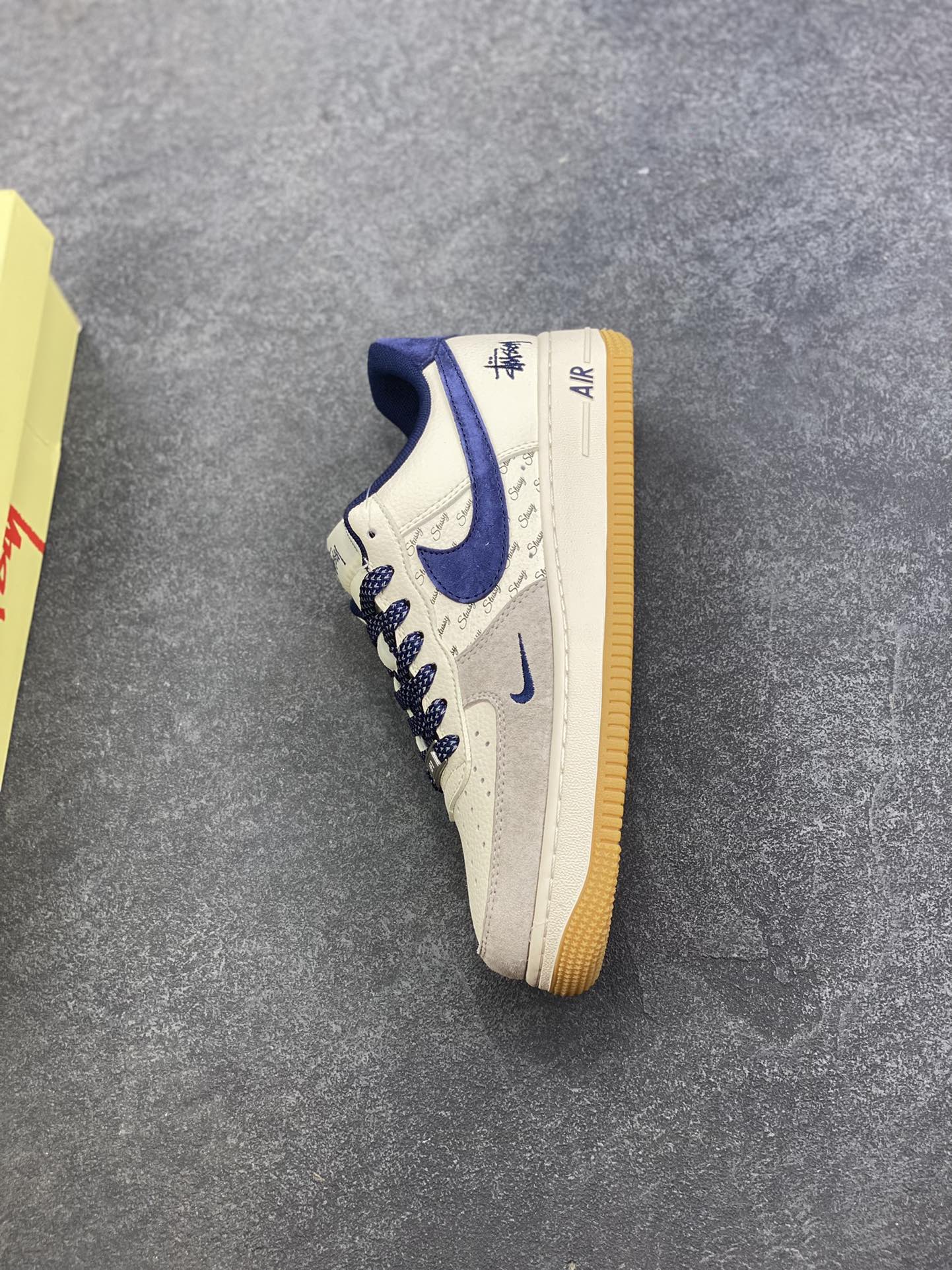 图片[7]-NIke Air Force 1 \’07 Low “斯图西联名——米蓝生胶”空军一号 低帮 运动鞋 休闲鞋 折边针车 工艺难度大 原楦头原纸板 原装鞋盒 定制五金配件 内置全掌气垫 原厂鞋底 货号：JS8028-016 尺码：36 36.5 37.5 38 38.5 39 40 40.5 41 42 42.5 43 44 44.5 45-选品中心