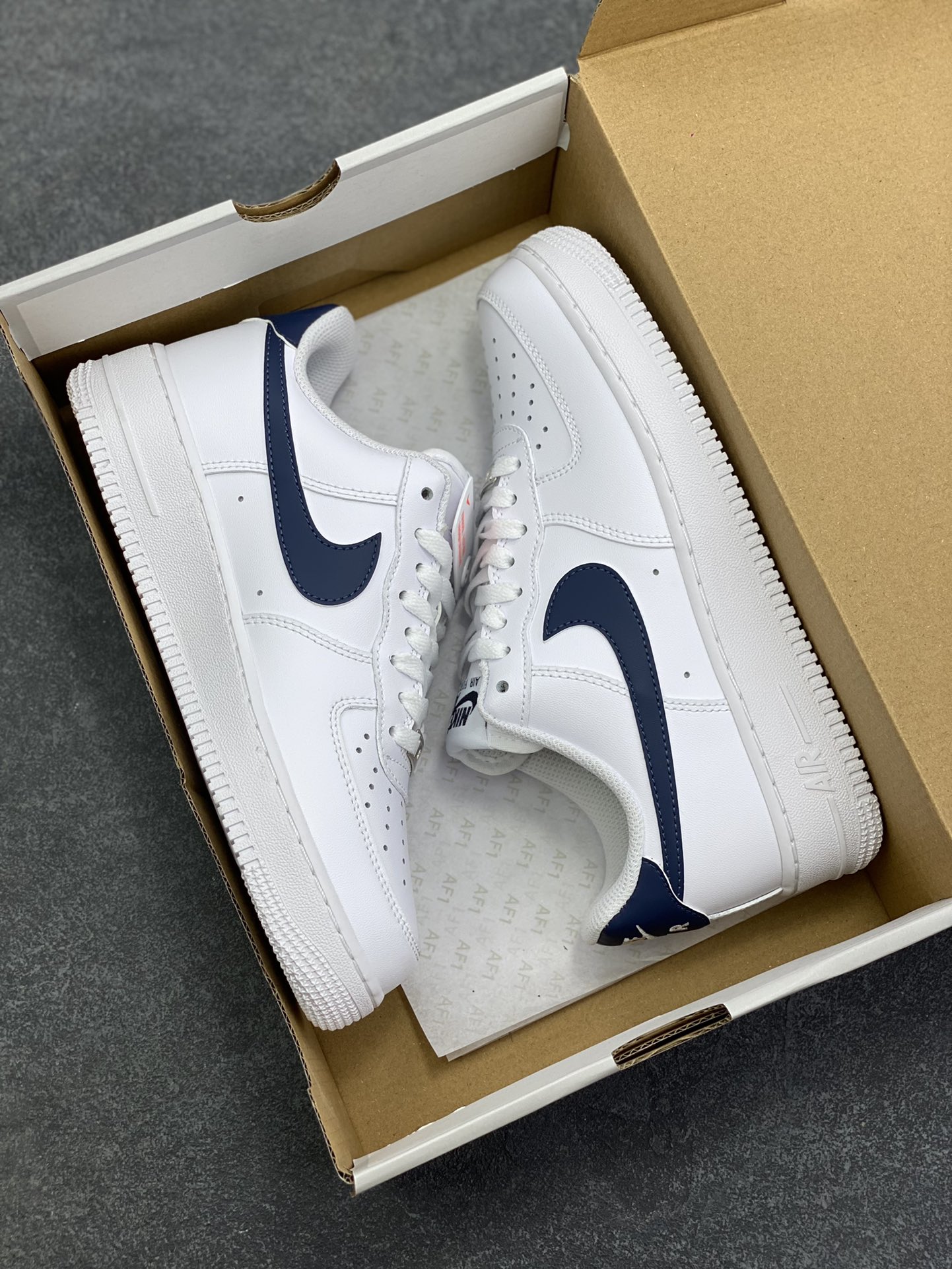 图片[9]-Nike Air Force 1 Low 白深蓝 空军一号低帮运动休闲板鞋 原楦头原纸板 打造纯正空军版型 专注外贸渠道 全掌内置蜂窝气垫 原盒配件 原厂中底钢印、拉帮完美 货号：FJ4146-119 尺码：36 36.5 37.5 38 38.5 39 40 40.5 41 42 42.5 43 44 44.5 45-选品中心