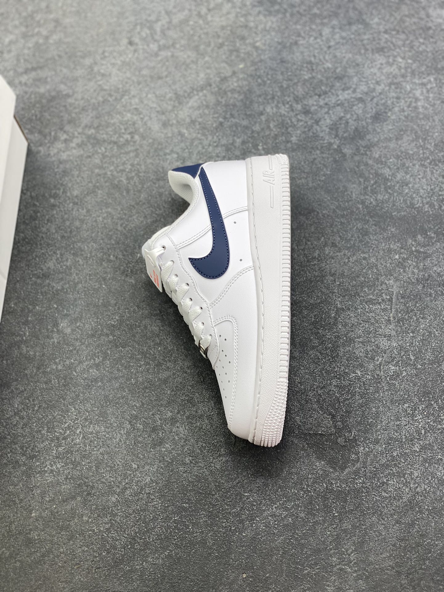 图片[7]-Nike Air Force 1 Low 白深蓝 空军一号低帮运动休闲板鞋 原楦头原纸板 打造纯正空军版型 专注外贸渠道 全掌内置蜂窝气垫 原盒配件 原厂中底钢印、拉帮完美 货号：FJ4146-119 尺码：36 36.5 37.5 38 38.5 39 40 40.5 41 42 42.5 43 44 44.5 45-选品中心