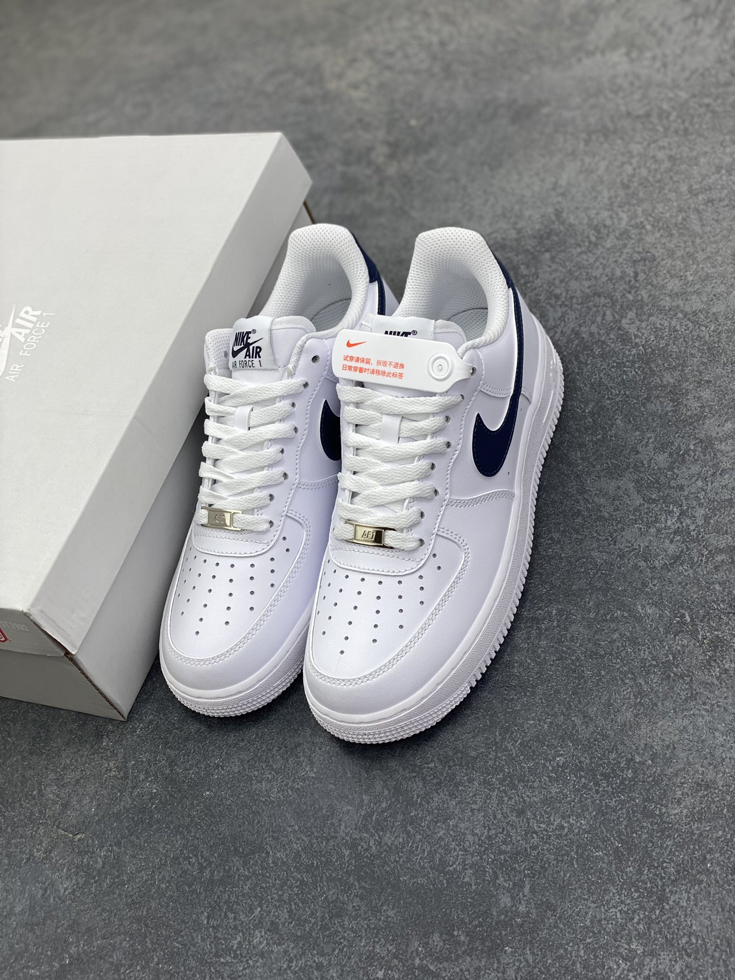 图片[8]-Nike Air Force 1 Low 白深蓝 空军一号低帮运动休闲板鞋 原楦头原纸板 打造纯正空军版型 专注外贸渠道 全掌内置蜂窝气垫 原盒配件 原厂中底钢印、拉帮完美 货号：FJ4146-119 尺码：36 36.5 37.5 38 38.5 39 40 40.5 41 42 42.5 43 44 44.5 45-选品中心