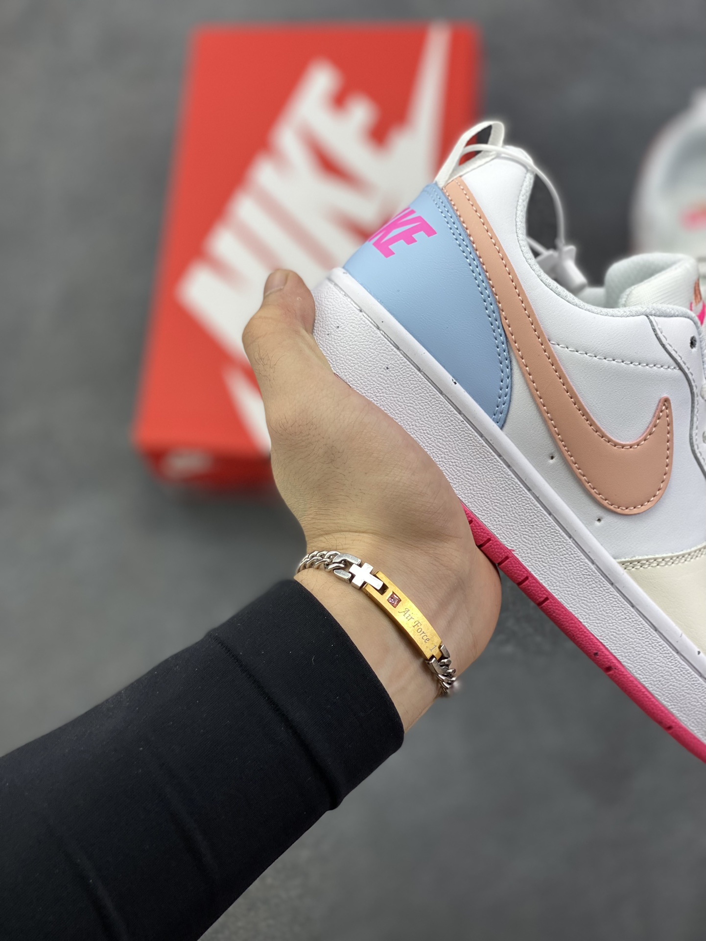 图片[6]-福利特价 Nike Court Borough Low 低帮百搭透气休闲运动板鞋男女鞋 经典耐用的设计，兼顾舒适脚感和出众风范，演绎匠心之作。结构性的支撑贴合感结合复古篮球设计，塑就场外全明星风范。 货号：DV5456-111 尺码：36 36.5 37.5 38 38.5 39 40 40.5 41 42 42.5 43 44 45-选品中心