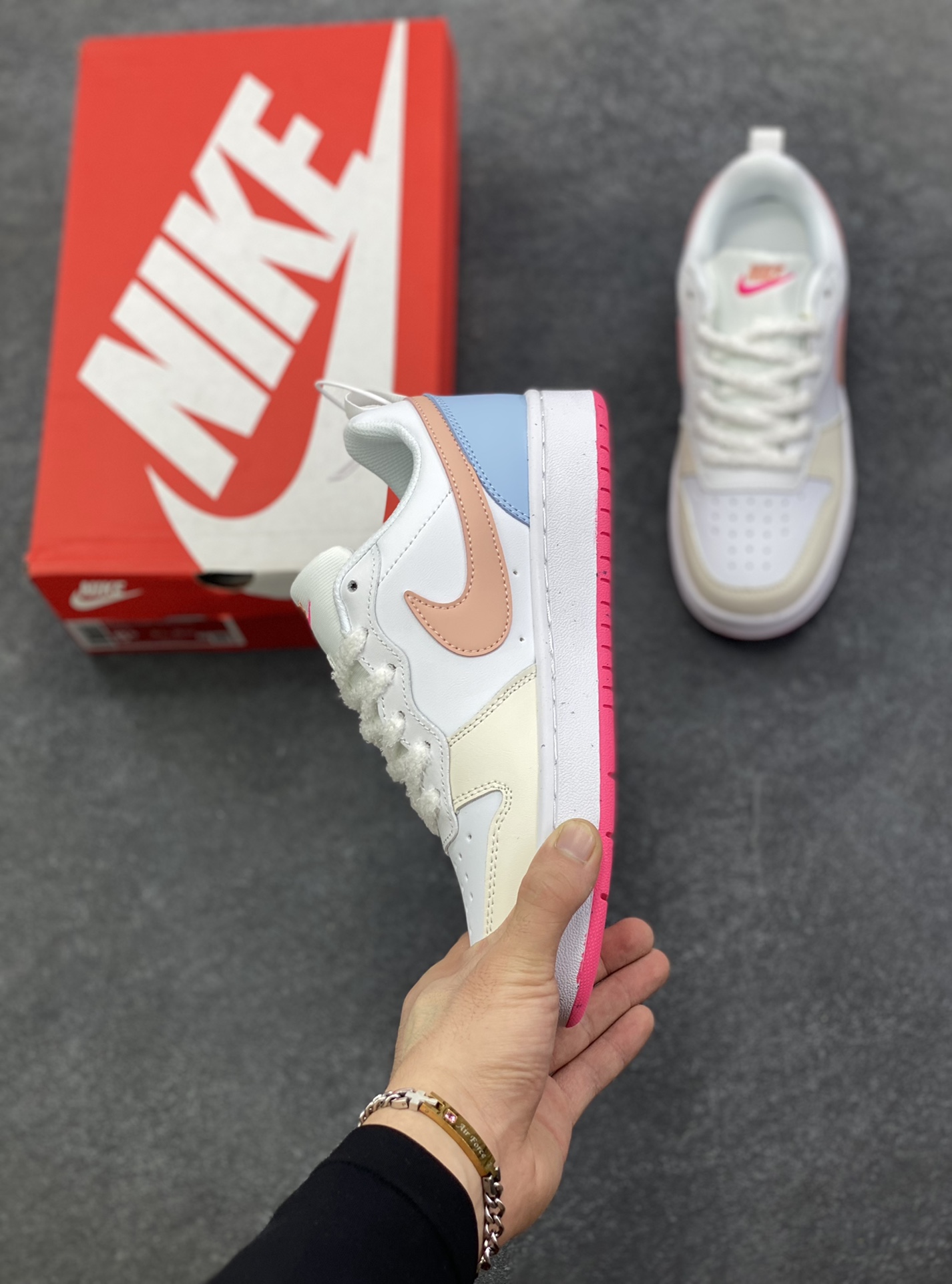 图片[3]-福利特价 Nike Court Borough Low 低帮百搭透气休闲运动板鞋男女鞋 经典耐用的设计，兼顾舒适脚感和出众风范，演绎匠心之作。结构性的支撑贴合感结合复古篮球设计，塑就场外全明星风范。 货号：DV5456-111 尺码：36 36.5 37.5 38 38.5 39 40 40.5 41 42 42.5 43 44 45-选品中心