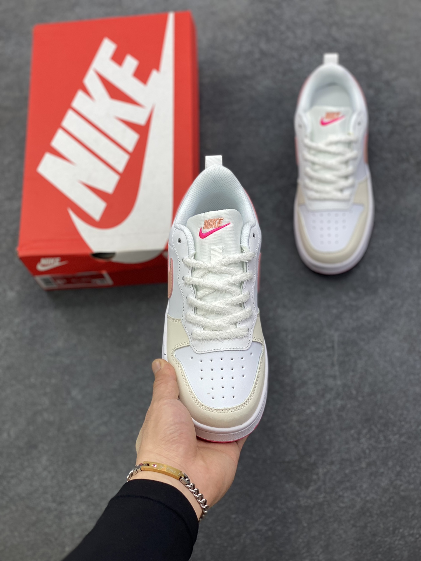 图片[2]-福利特价 Nike Court Borough Low 低帮百搭透气休闲运动板鞋男女鞋 经典耐用的设计，兼顾舒适脚感和出众风范，演绎匠心之作。结构性的支撑贴合感结合复古篮球设计，塑就场外全明星风范。 货号：DV5456-111 尺码：36 36.5 37.5 38 38.5 39 40 40.5 41 42 42.5 43 44 45-选品中心