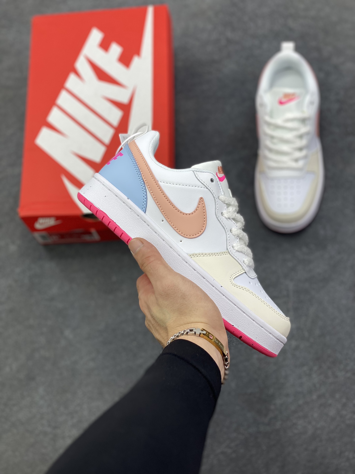 福利特价 Nike Court Borough Low 低帮百搭透气休闲运动板鞋男女鞋 经典耐用的设计，兼顾舒适脚感和出众风范，演绎匠心之作。结构性的支撑贴合感结合复古篮球设计，塑就场外全明星风范。 货号：DV5456-111 尺码：36 36.5 37.5 38 38.5 39 40 40.5 41 42 42.5 43 44 45-选品中心