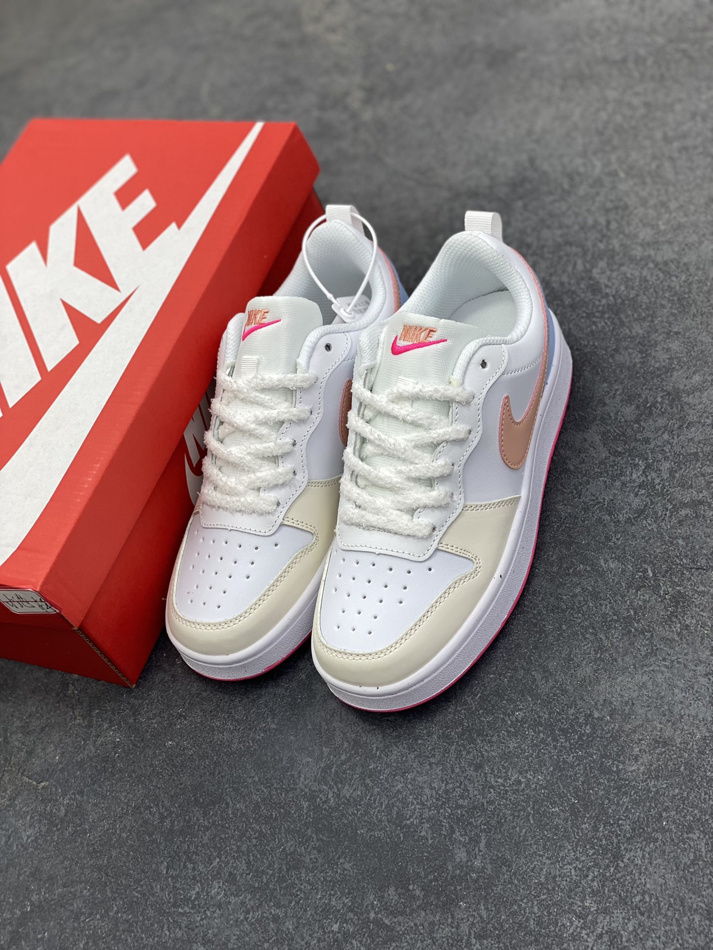 图片[8]-福利特价 Nike Court Borough Low 低帮百搭透气休闲运动板鞋男女鞋 经典耐用的设计，兼顾舒适脚感和出众风范，演绎匠心之作。结构性的支撑贴合感结合复古篮球设计，塑就场外全明星风范。 货号：DV5456-111 尺码：36 36.5 37.5 38 38.5 39 40 40.5 41 42 42.5 43 44 45-选品中心