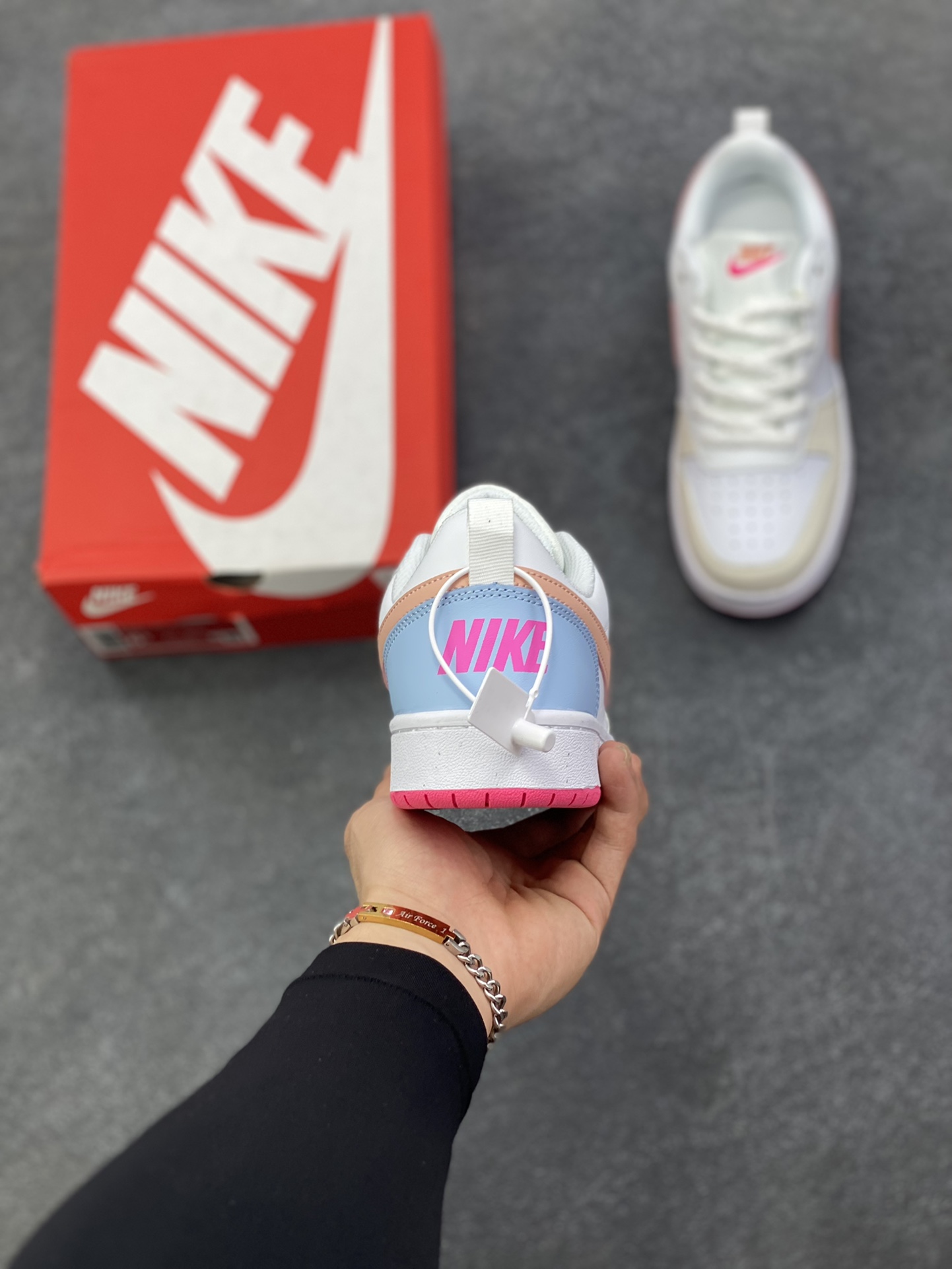 图片[4]-福利特价 Nike Court Borough Low 低帮百搭透气休闲运动板鞋男女鞋 经典耐用的设计，兼顾舒适脚感和出众风范，演绎匠心之作。结构性的支撑贴合感结合复古篮球设计，塑就场外全明星风范。 货号：DV5456-111 尺码：36 36.5 37.5 38 38.5 39 40 40.5 41 42 42.5 43 44 45-选品中心