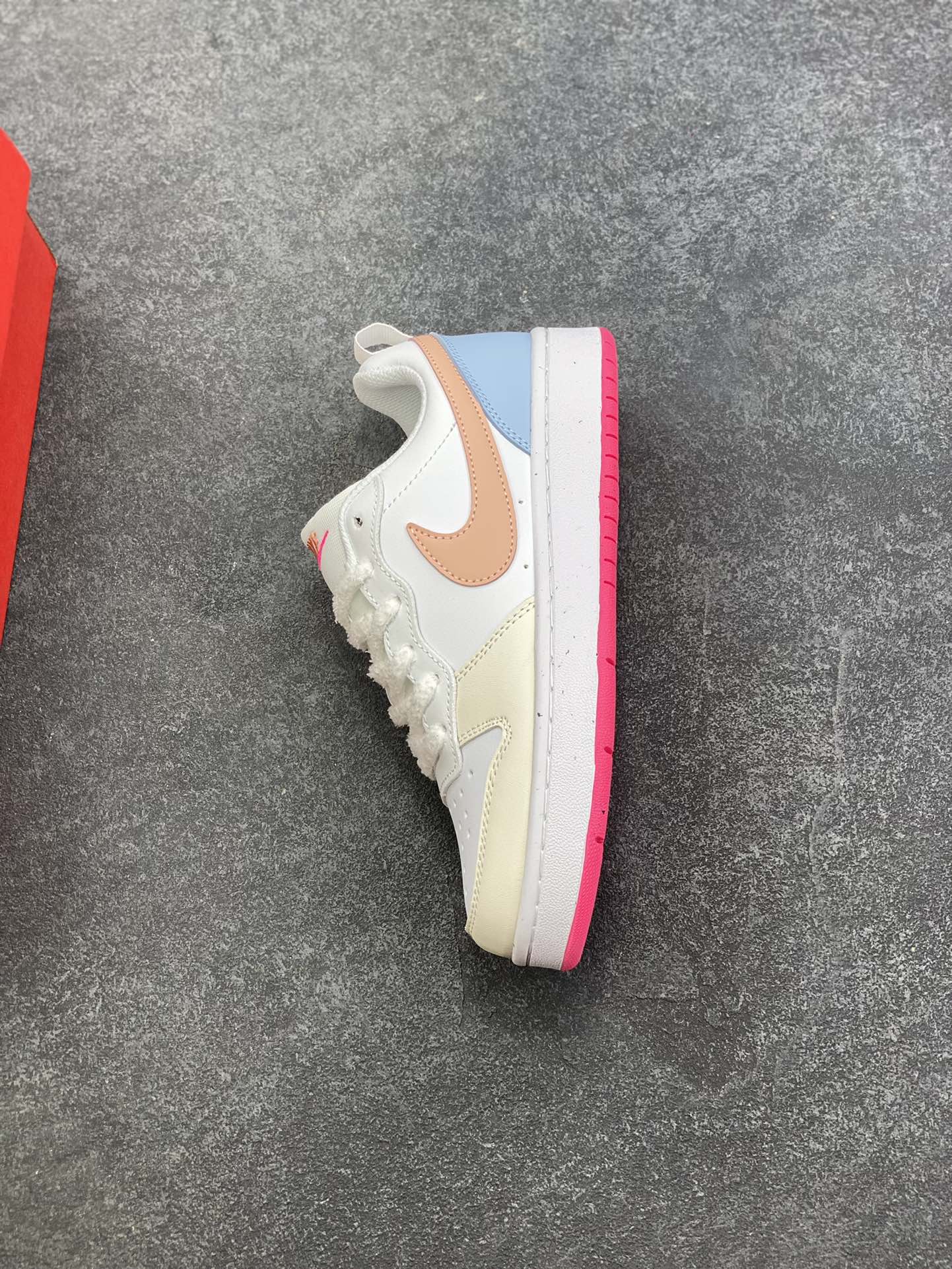 图片[7]-福利特价 Nike Court Borough Low 低帮百搭透气休闲运动板鞋男女鞋 经典耐用的设计，兼顾舒适脚感和出众风范，演绎匠心之作。结构性的支撑贴合感结合复古篮球设计，塑就场外全明星风范。 货号：DV5456-111 尺码：36 36.5 37.5 38 38.5 39 40 40.5 41 42 42.5 43 44 45-选品中心