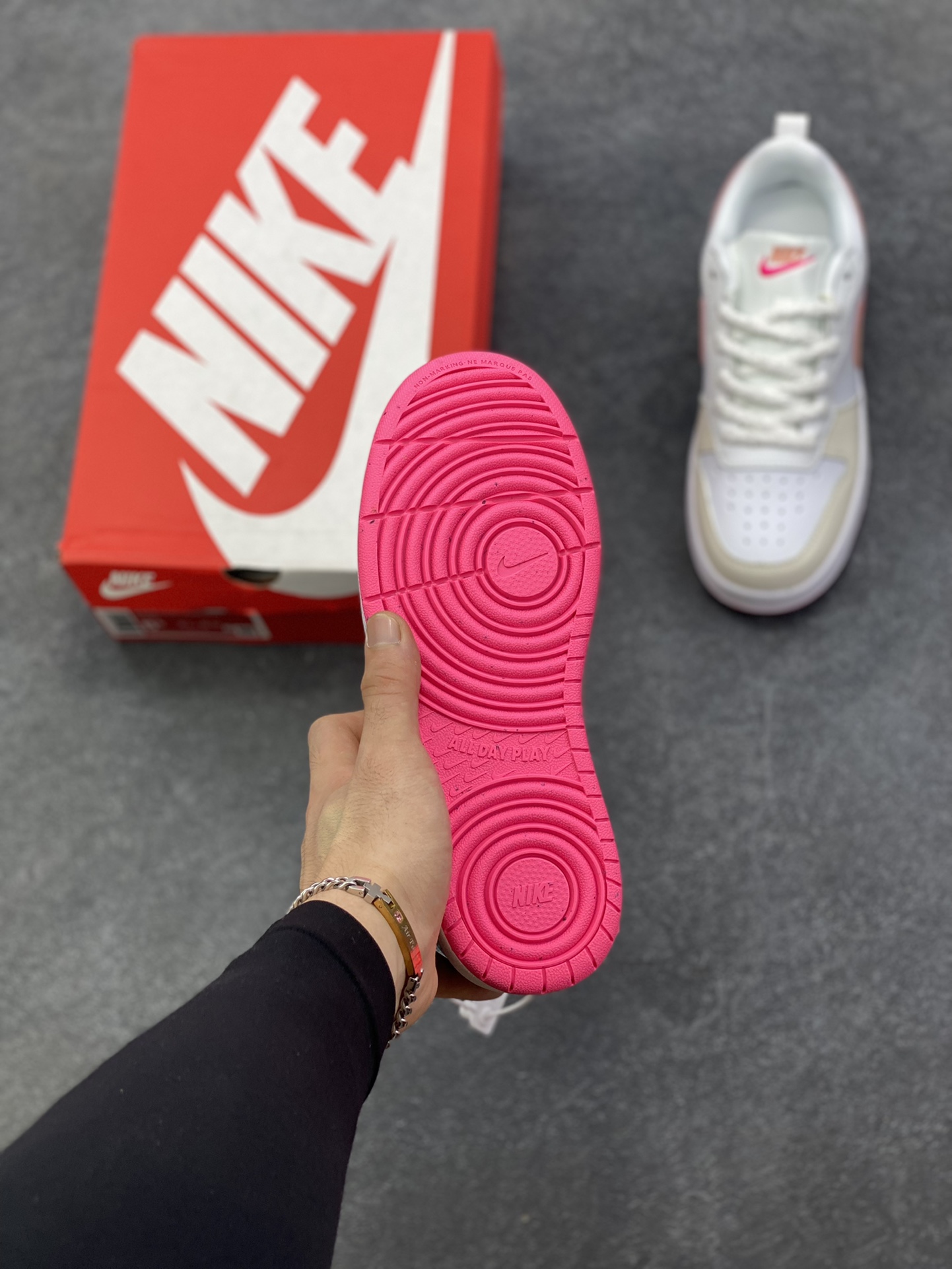 图片[5]-福利特价 Nike Court Borough Low 低帮百搭透气休闲运动板鞋男女鞋 经典耐用的设计，兼顾舒适脚感和出众风范，演绎匠心之作。结构性的支撑贴合感结合复古篮球设计，塑就场外全明星风范。 货号：DV5456-111 尺码：36 36.5 37.5 38 38.5 39 40 40.5 41 42 42.5 43 44 45-选品中心