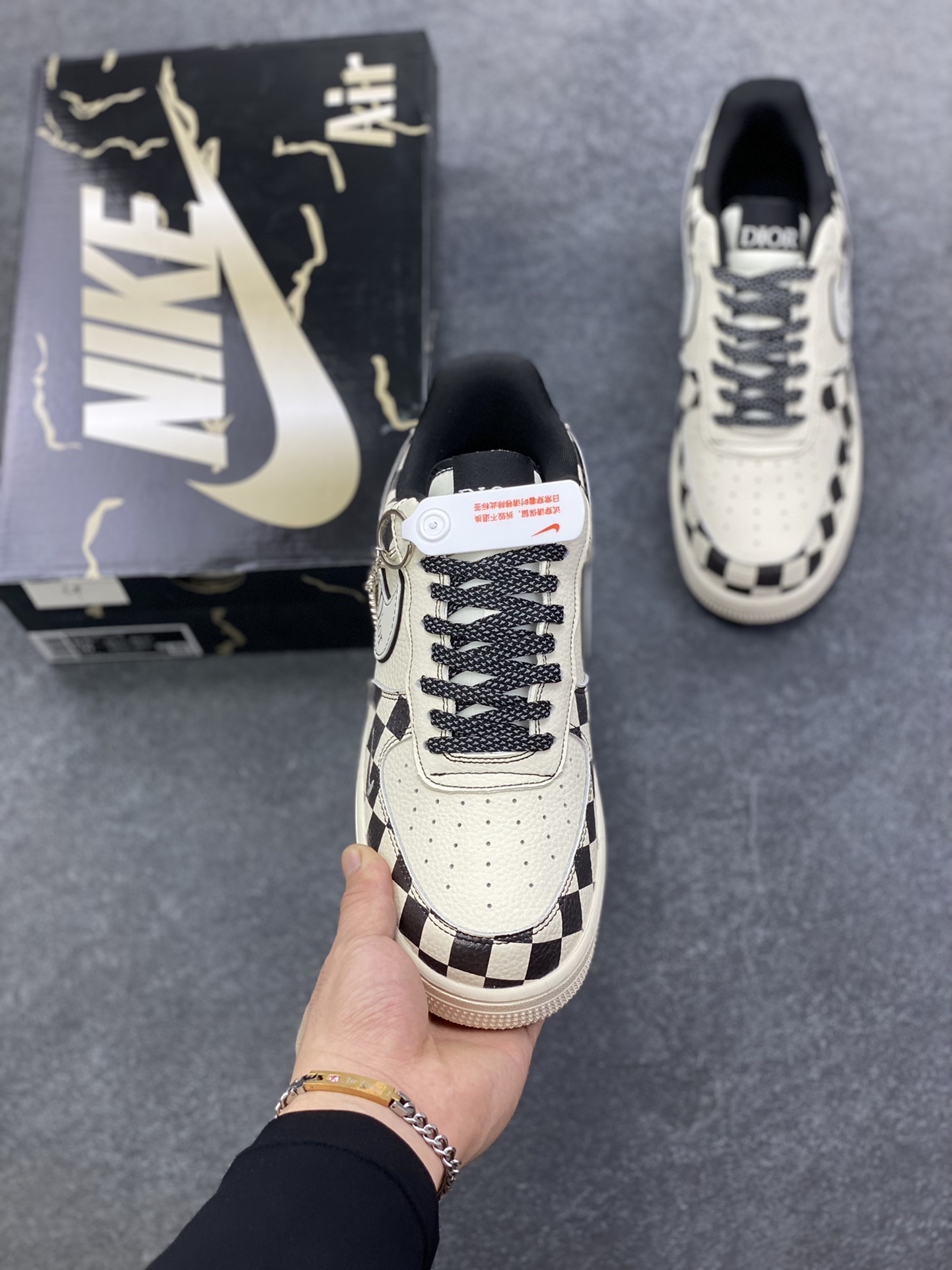 图片[2]-Nike Air Force 1 \’07 Low “迪奥联名——双拼米黑格子”空军一号 高端定制 低帮 运动鞋 休闲鞋 折边针车 工艺难度大 原楦头原纸板 原装鞋盒 定制五金配件 内置全掌气垫 原厂鞋底 货号：KJ1688-022 尺码：36 36.5 37.5 38 38.5 39 40 40.5 41 42 42.5 43 44 44.5 45-选品中心